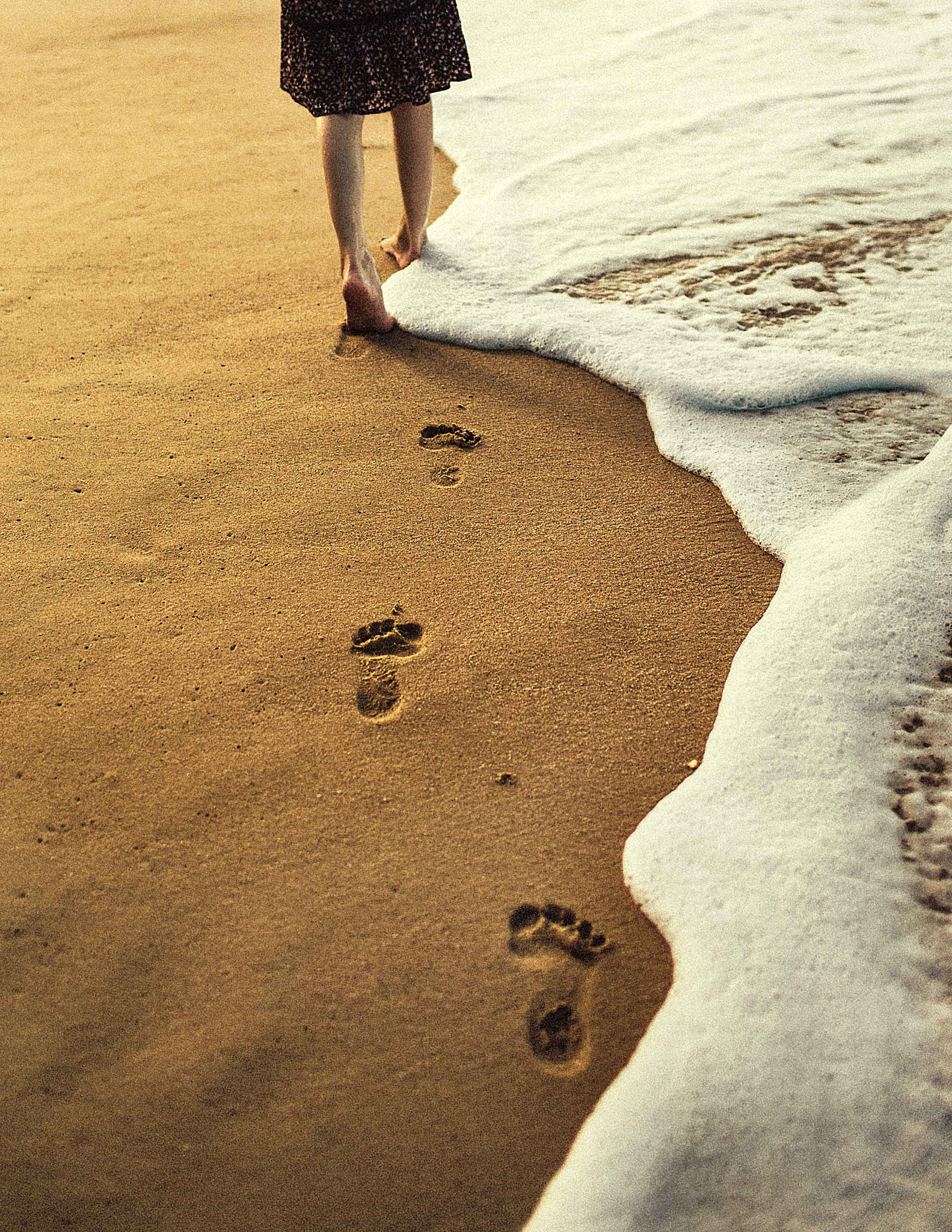 Canon EF 35mm F1.4L USM sample photo. Footprint photography