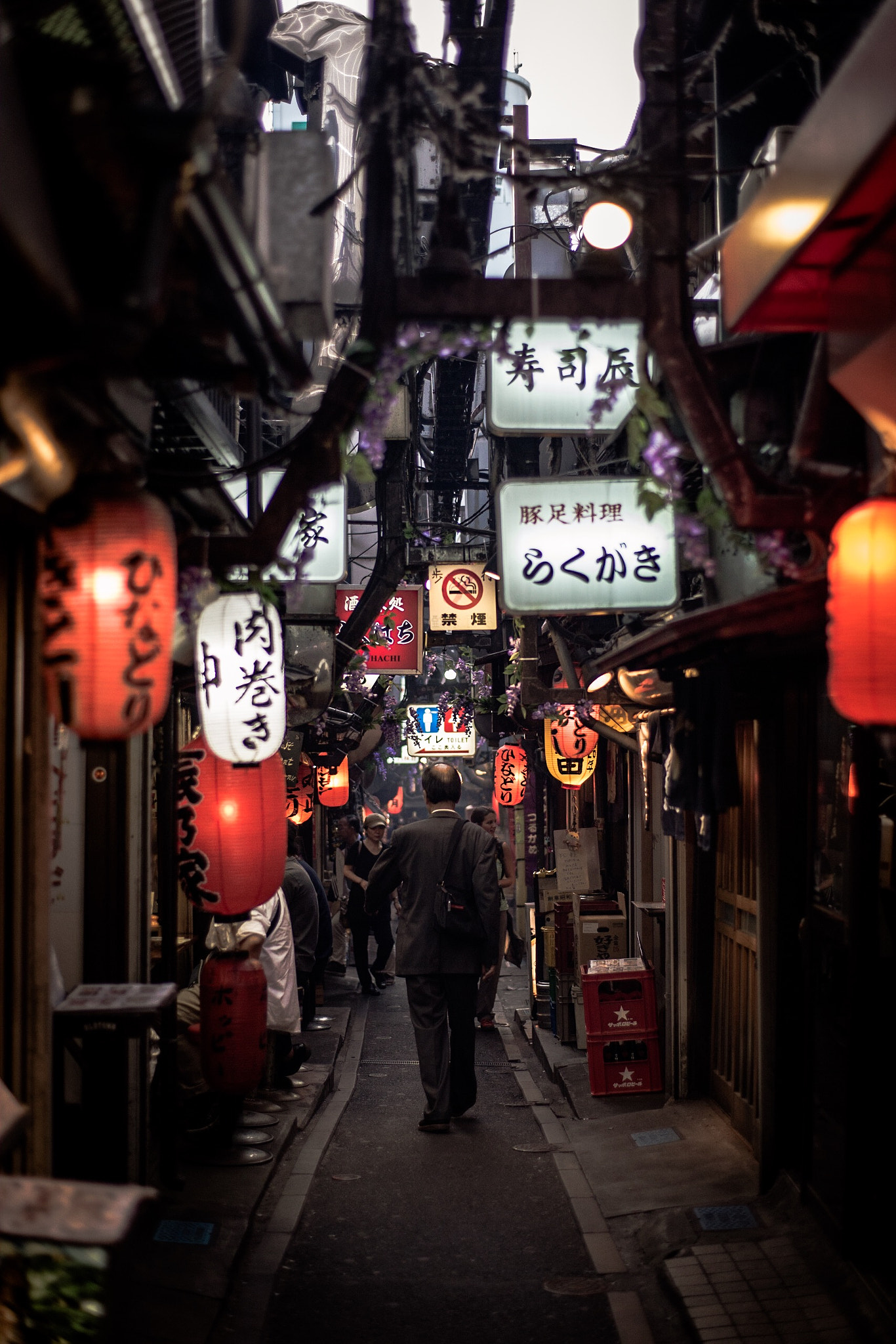 ZEISS Planar T* 50mm F1.4 sample photo. Oasis of japanese salaryman! photography