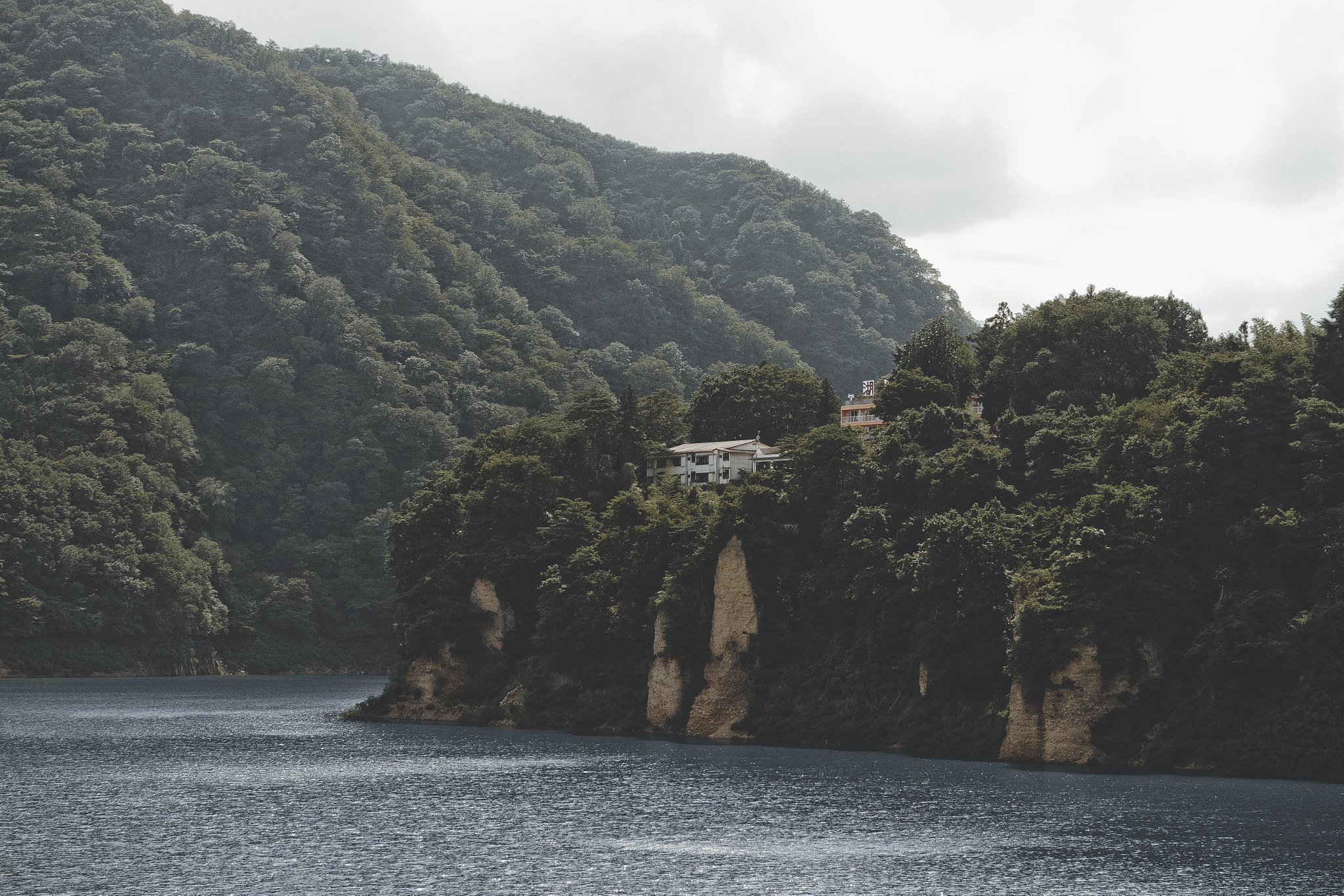 Canon EOS 700D (EOS Rebel T5i / EOS Kiss X7i) sample photo. Hotel kojokaku - hotel on the cliff photography