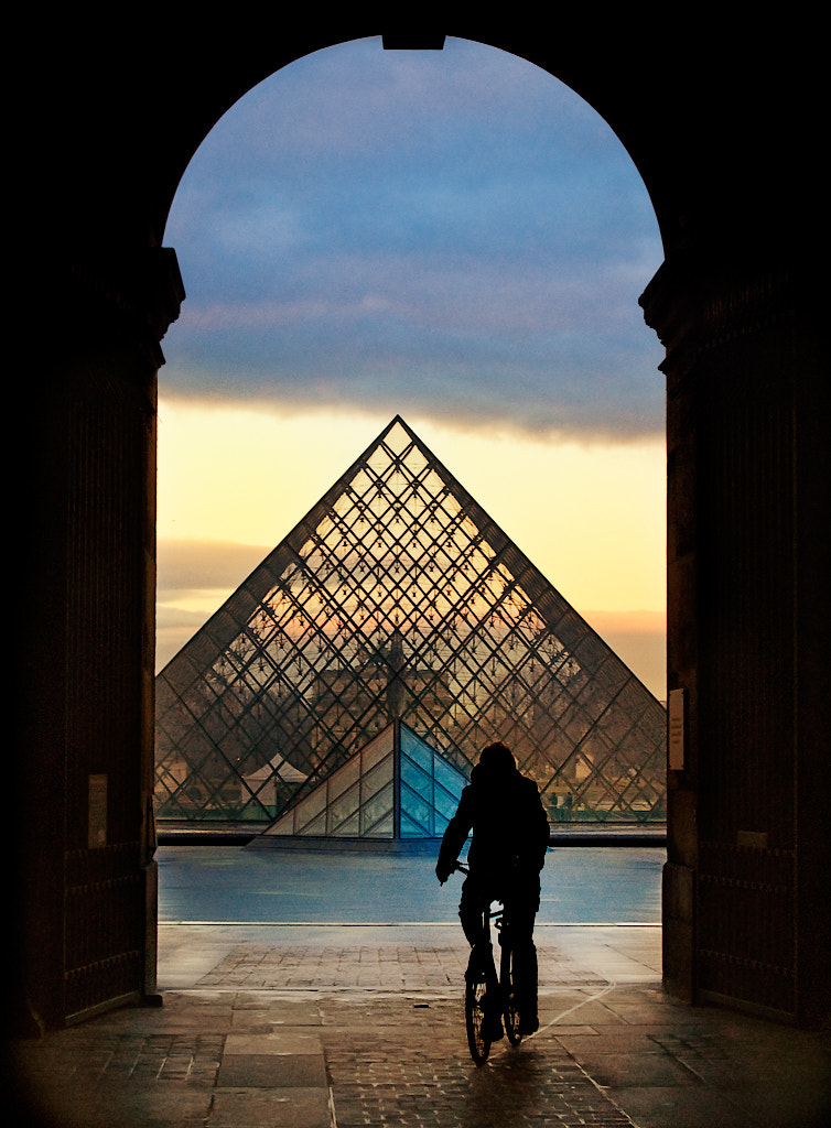 Olympus E-620 (EVOLT E-620) + Olympus Zuiko Digital 14-45mm F3.5-5.6 sample photo. Louvre photography