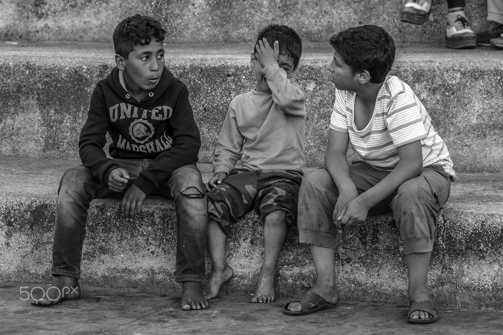 Sigma 24-105mm f/4 DG OS HSM | A sample photo. Friends who comforted the crying child photography