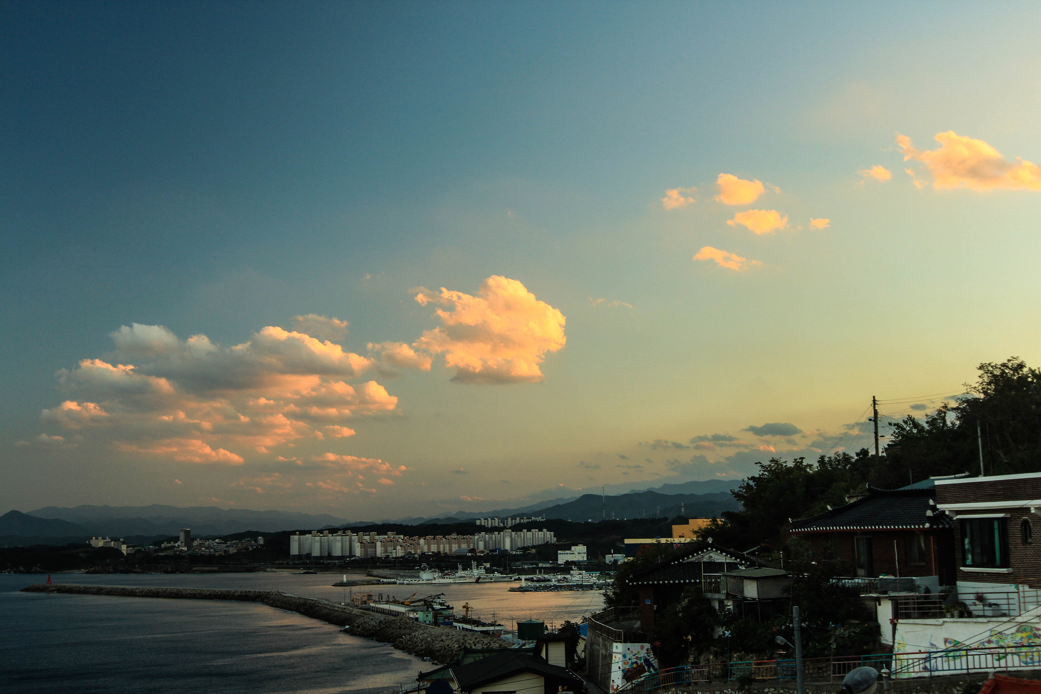Tokina AT-X 12-28mm F4 Pro DX sample photo. It's afternoon photography