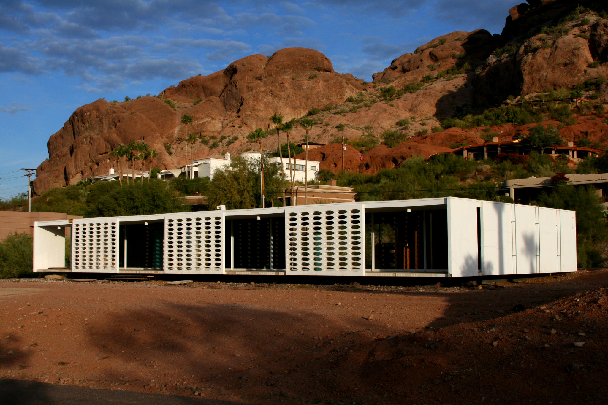 Canon EOS 400D (EOS Digital Rebel XTi / EOS Kiss Digital X) sample photo. Modern desert dwelling photography