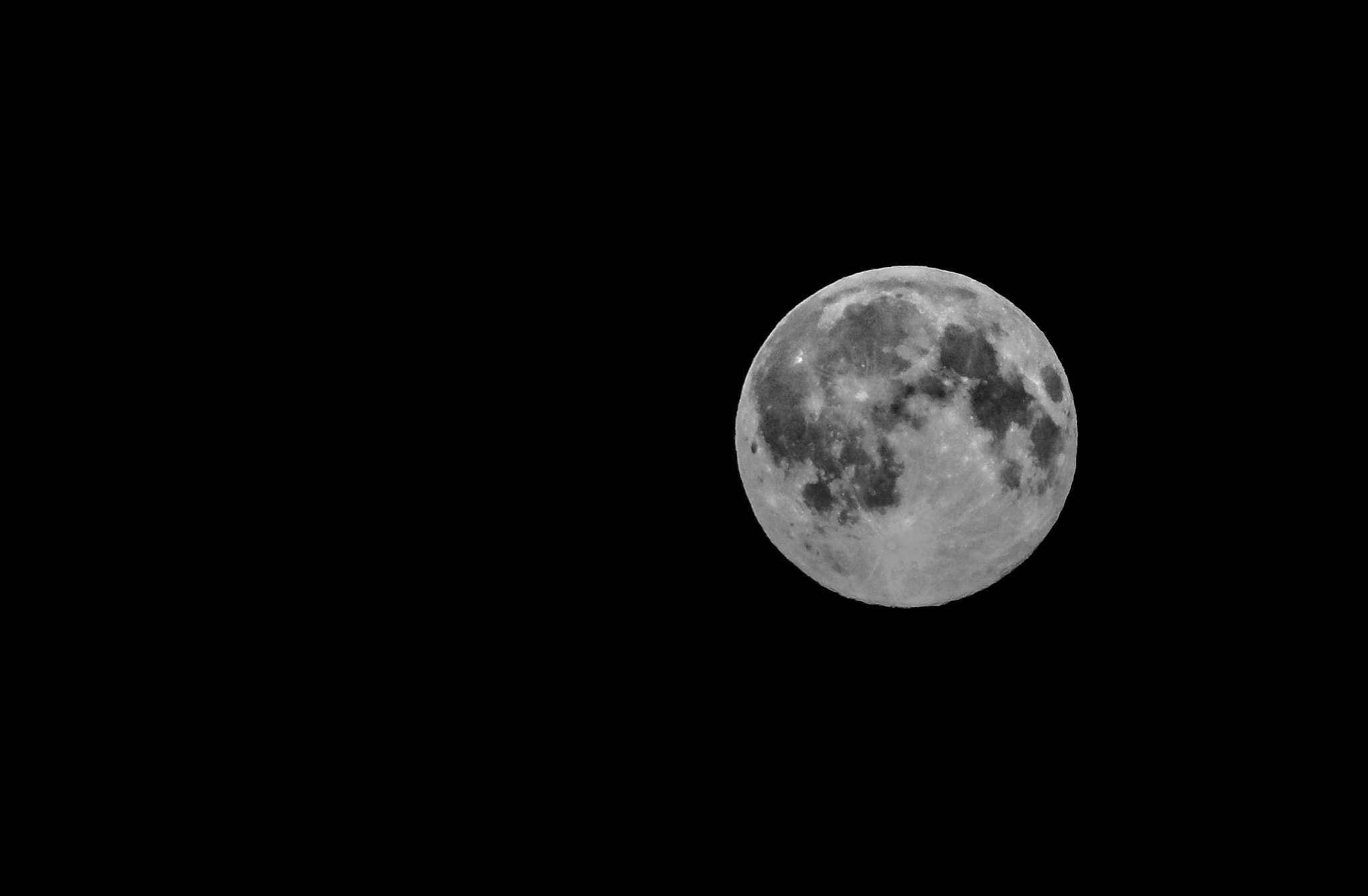 Canon EF-S 55-250mm F4-5.6 IS sample photo. Full moon photography