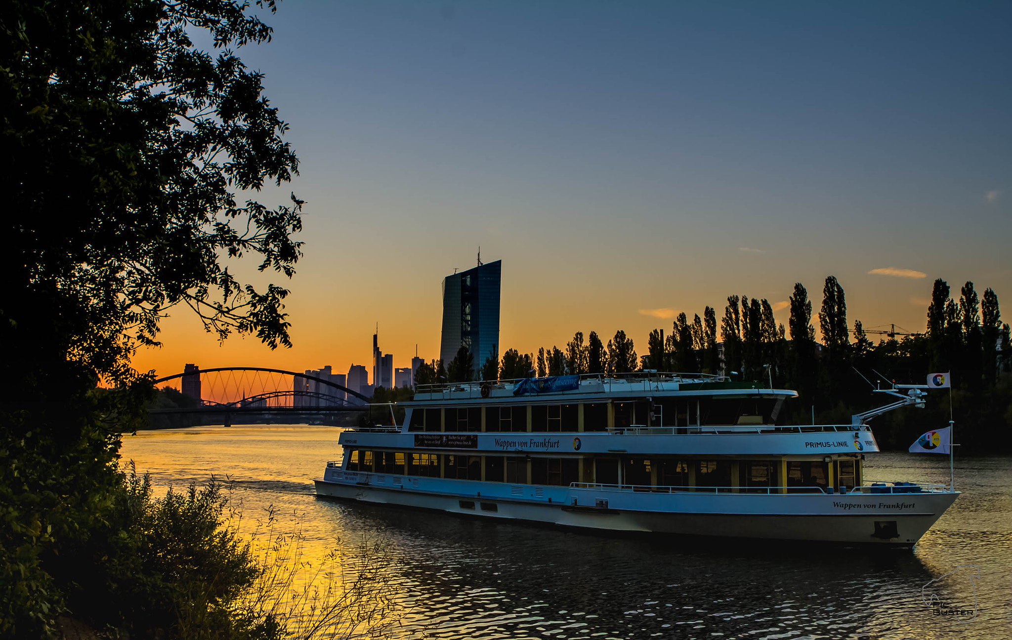 Canon EOS 550D (EOS Rebel T2i / EOS Kiss X4) + Canon EF 24-70mm F2.8L USM sample photo. Golden sunset @ frankfurt  photography
