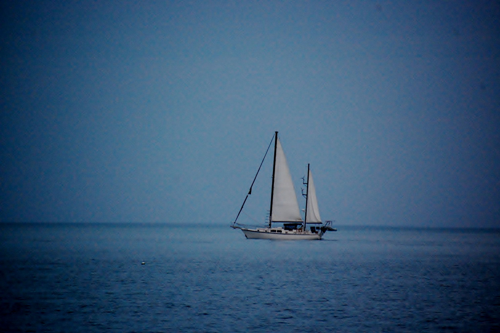 Nikon D40 + Nikon AF-S DX Nikkor 18-300mm F3.5-5.6G ED VR sample photo. Lonely sail in the gulf photography