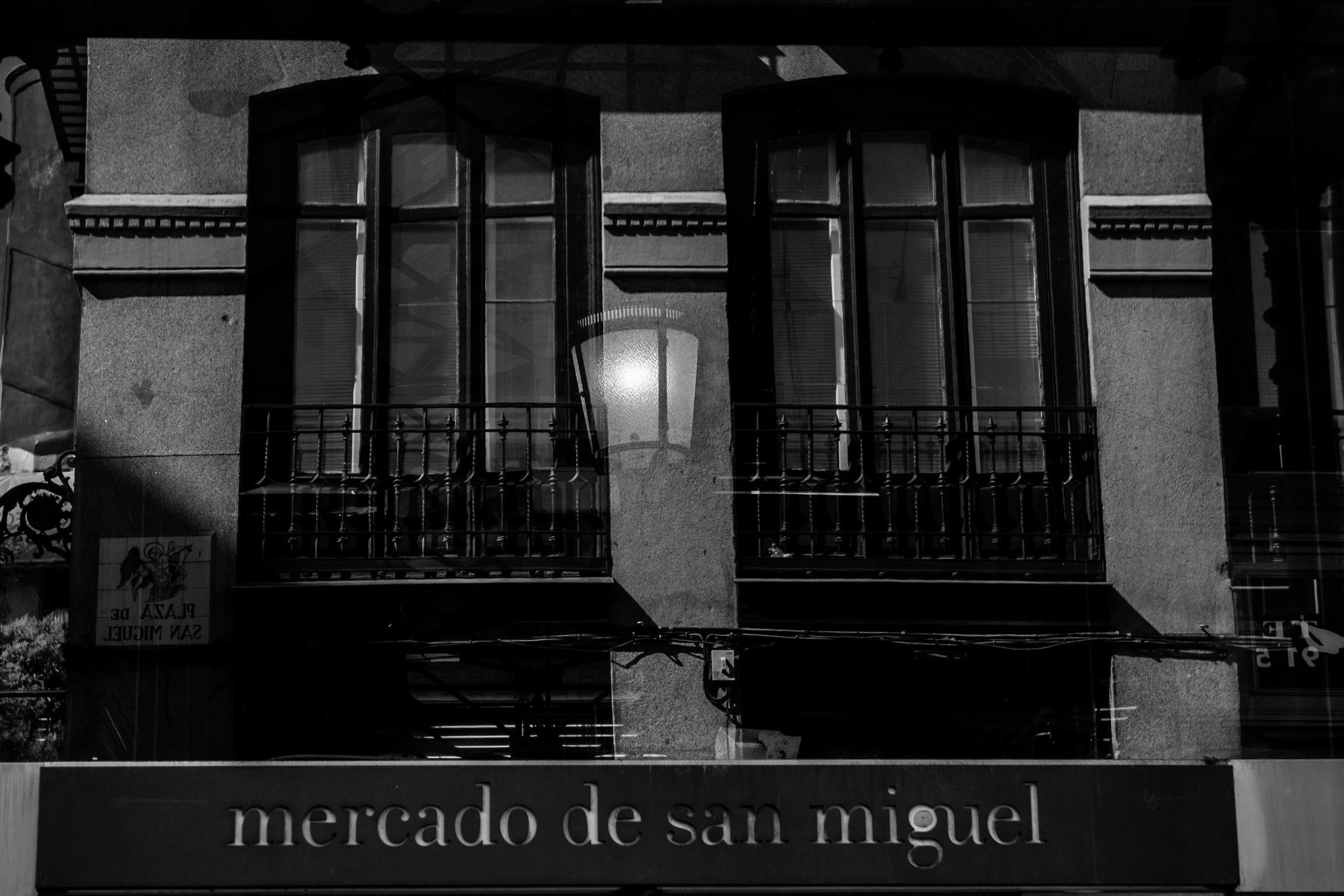 Nikon AF-S Nikkor 24-70mm F2.8G ED sample photo. Reflejos en el mercado de san miguel photography