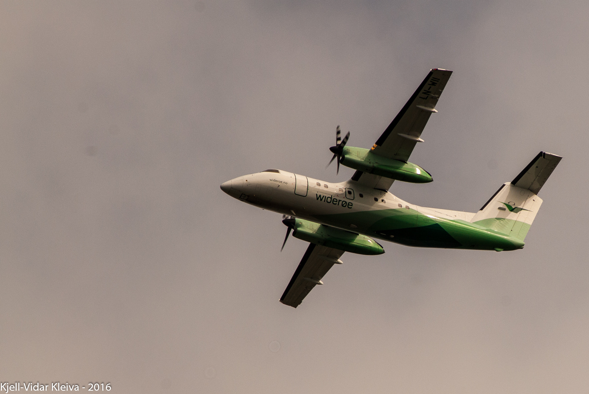 Nikon D200 sample photo. Dash 8-100 photography