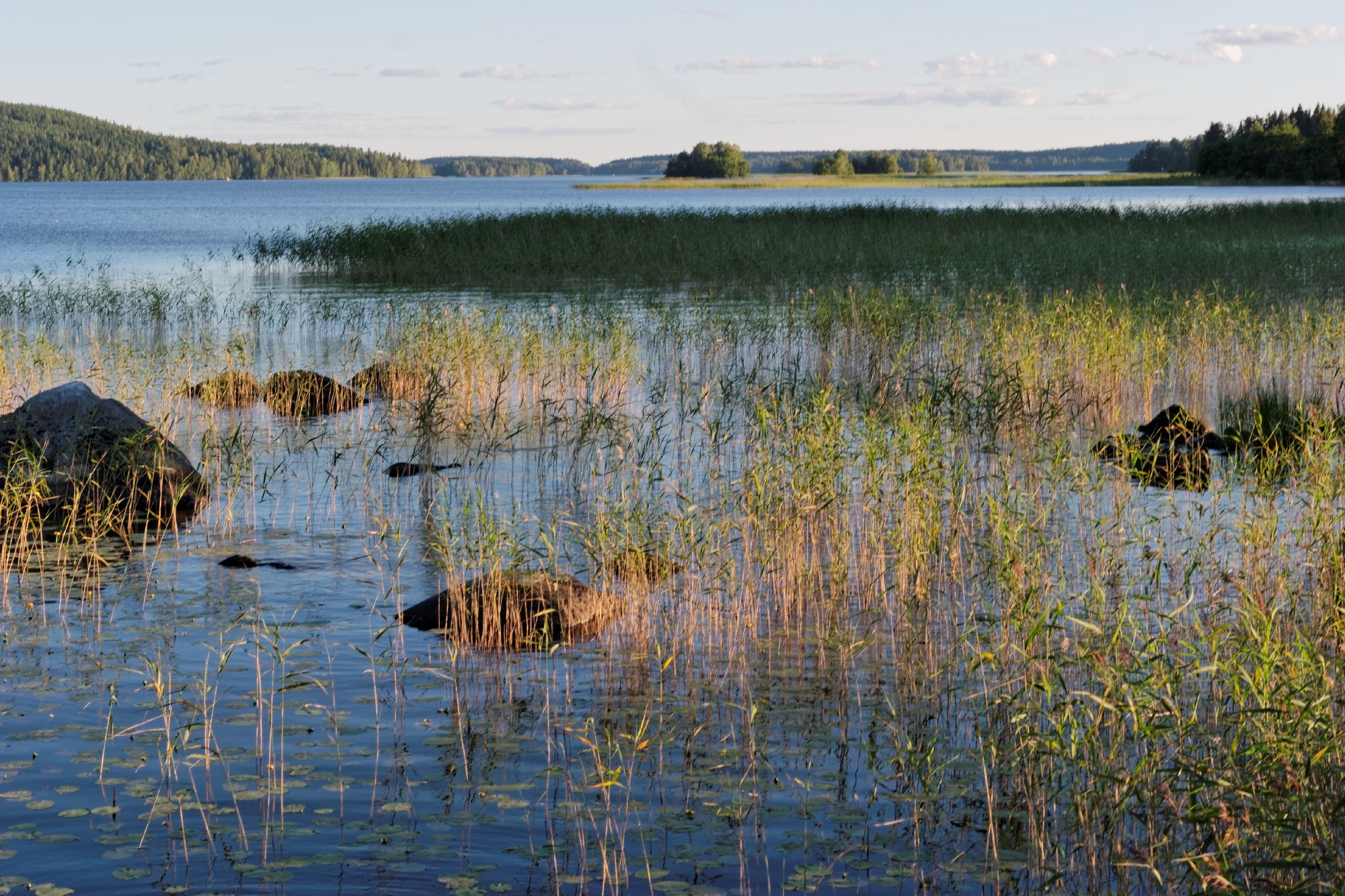 NX 45mm F1.8 [T6] 2D/3D sample photo. Lake photography