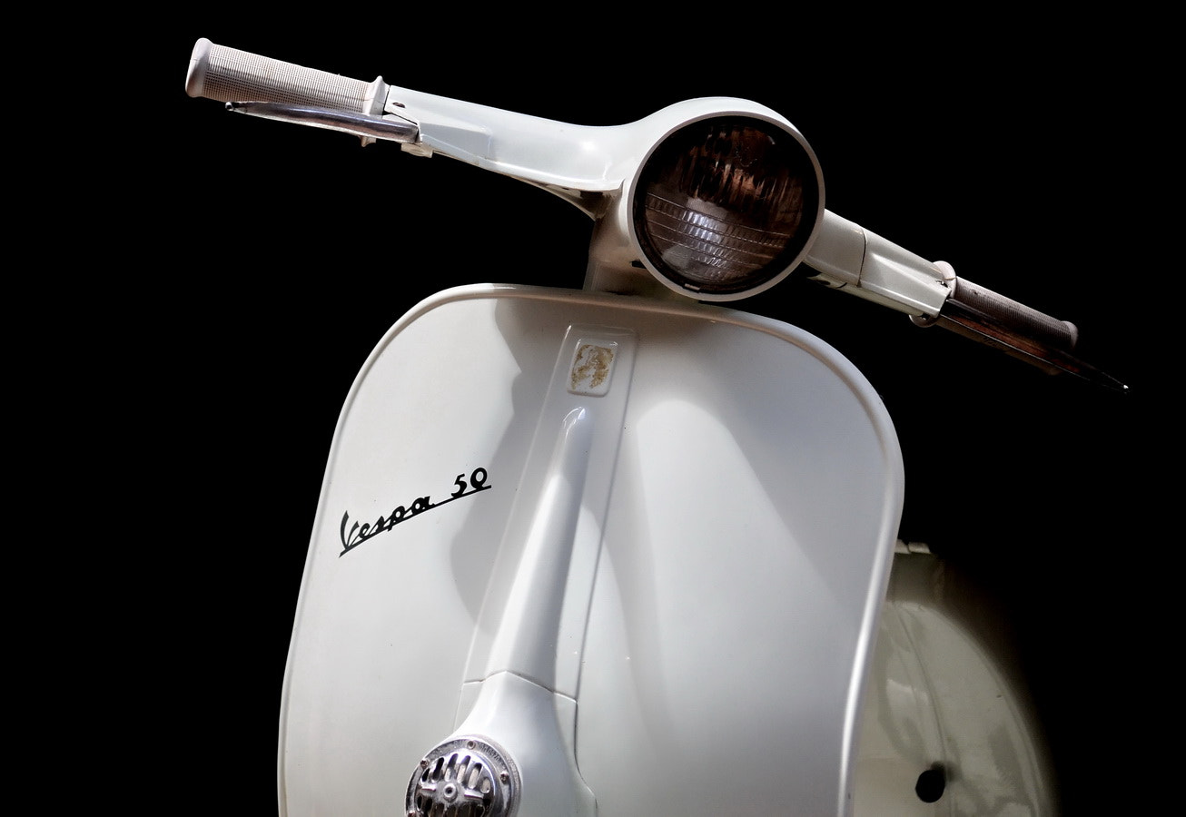 Nikon D300 + Sigma 70-300mm F4-5.6 APO Macro Super II sample photo. Vespa en toscane photography