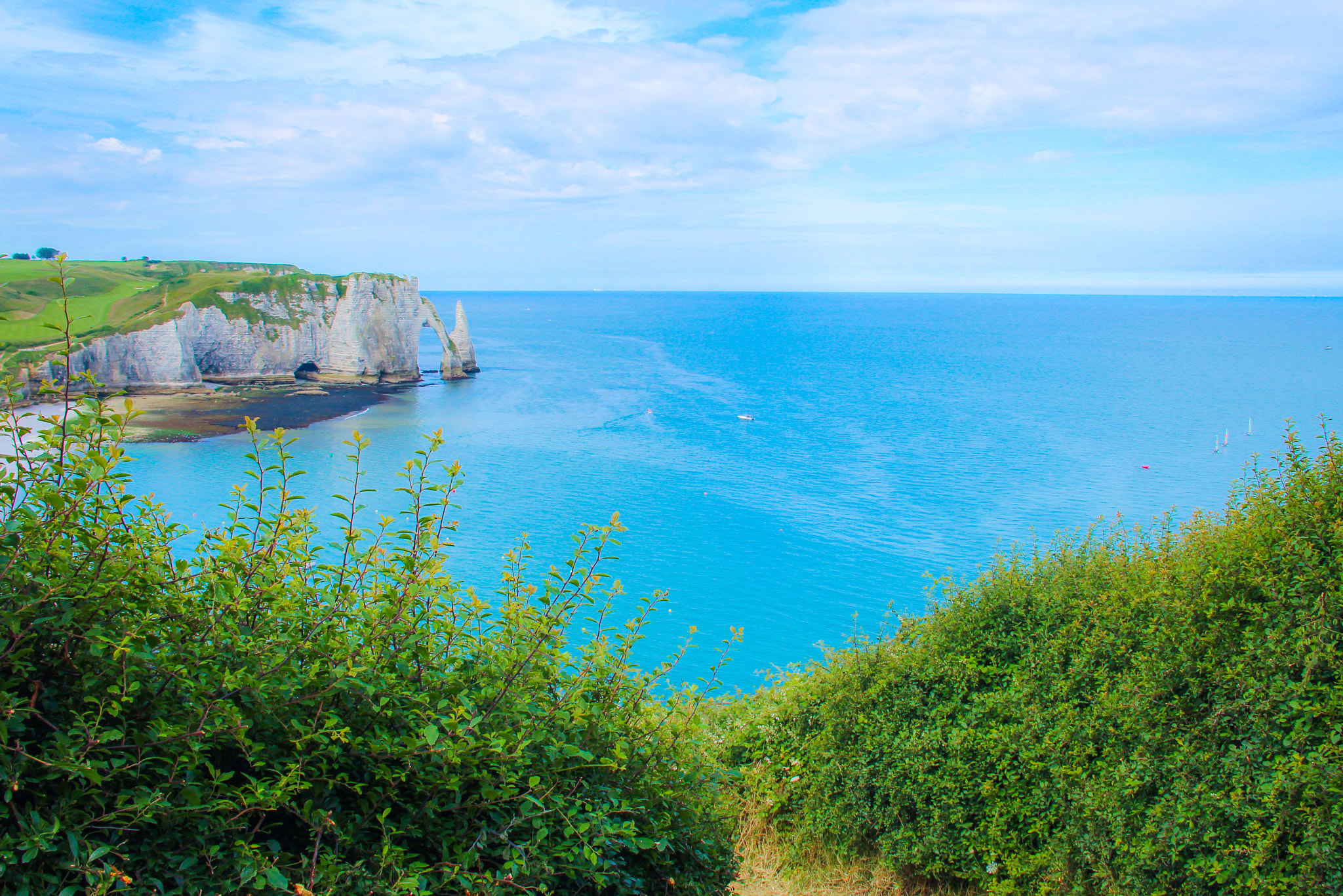 Canon EOS 600D (Rebel EOS T3i / EOS Kiss X5) + Canon EF-S 18-200mm F3.5-5.6 IS sample photo. Etretat cliffs, inspiration for monet paintings photography