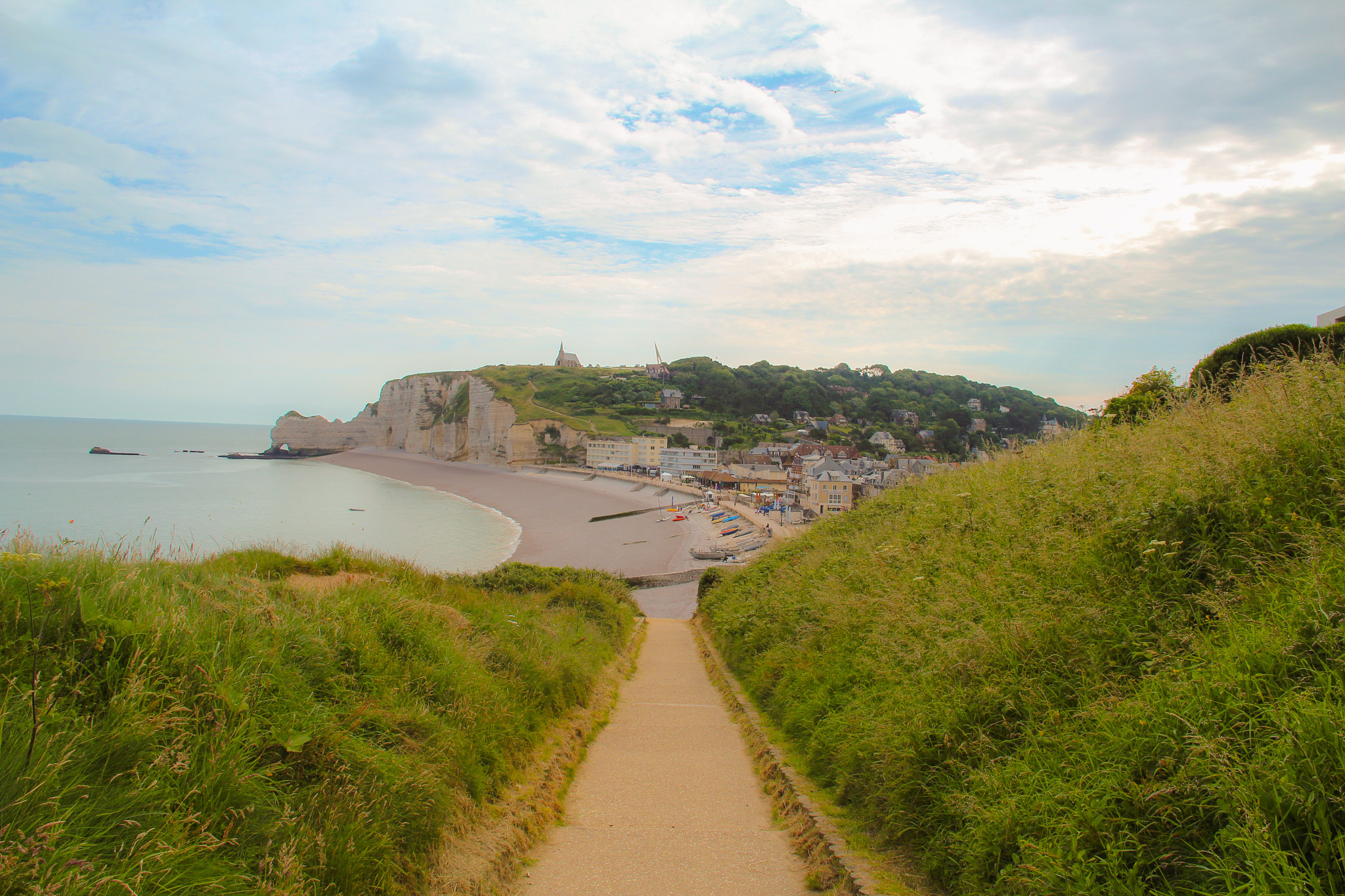 Canon EOS 600D (Rebel EOS T3i / EOS Kiss X5) + Canon EF-S 18-200mm F3.5-5.6 IS sample photo. Etretat cliffs, inspiration for monet paintings photography