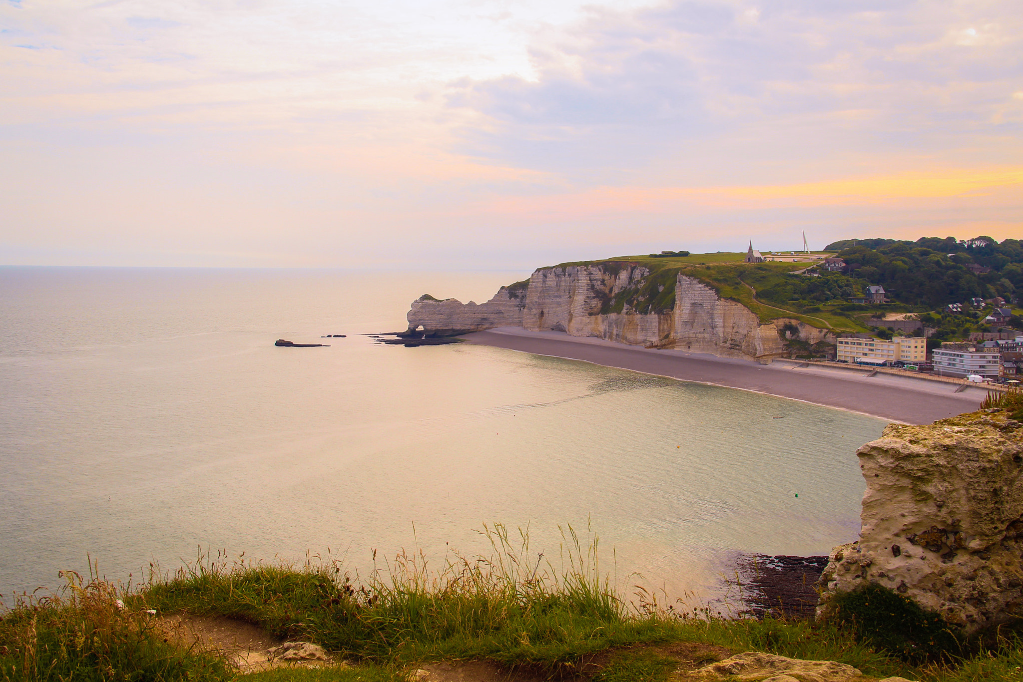 Canon EOS 600D (Rebel EOS T3i / EOS Kiss X5) + Canon EF-S 18-200mm F3.5-5.6 IS sample photo. Etretat cliffs, inspiration for monet paintings photography