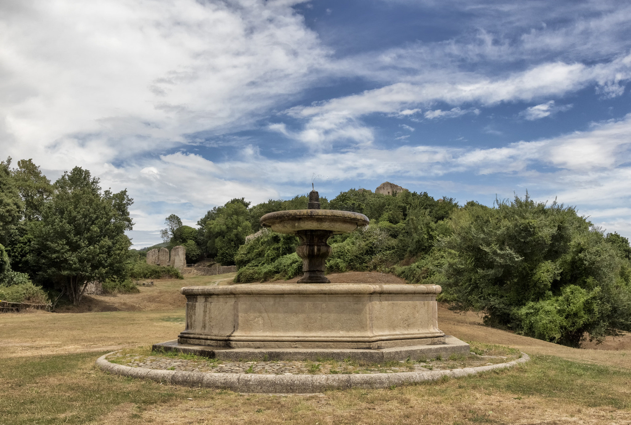 Canon EF-S 17-55mm F2.8 IS USM sample photo. The ancient fountain photography
