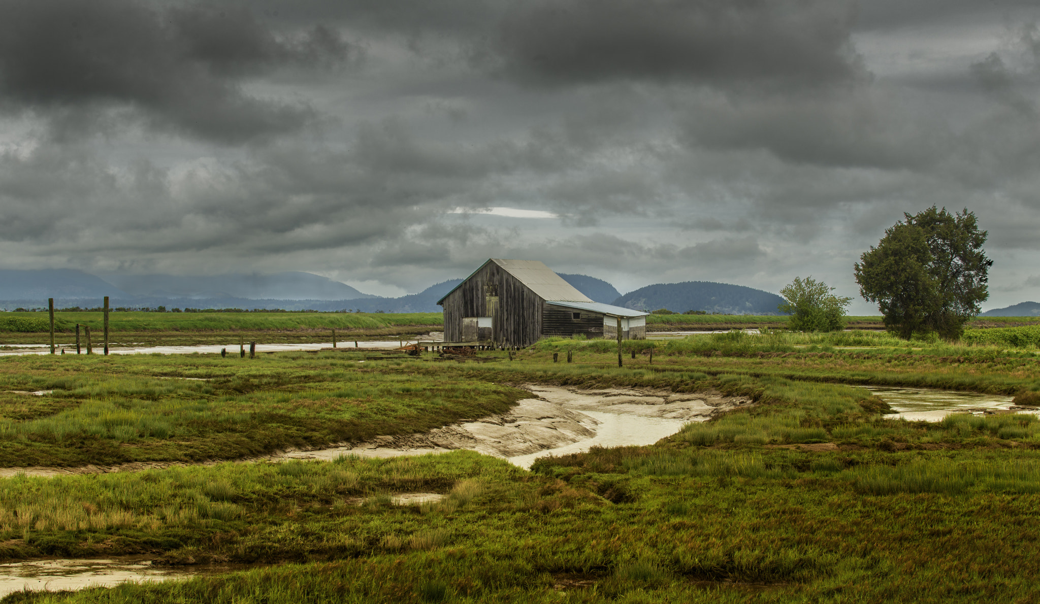 AF-S Zoom-Nikkor 80-200mm f/2.8D IF-ED sample photo. Slough barn photography