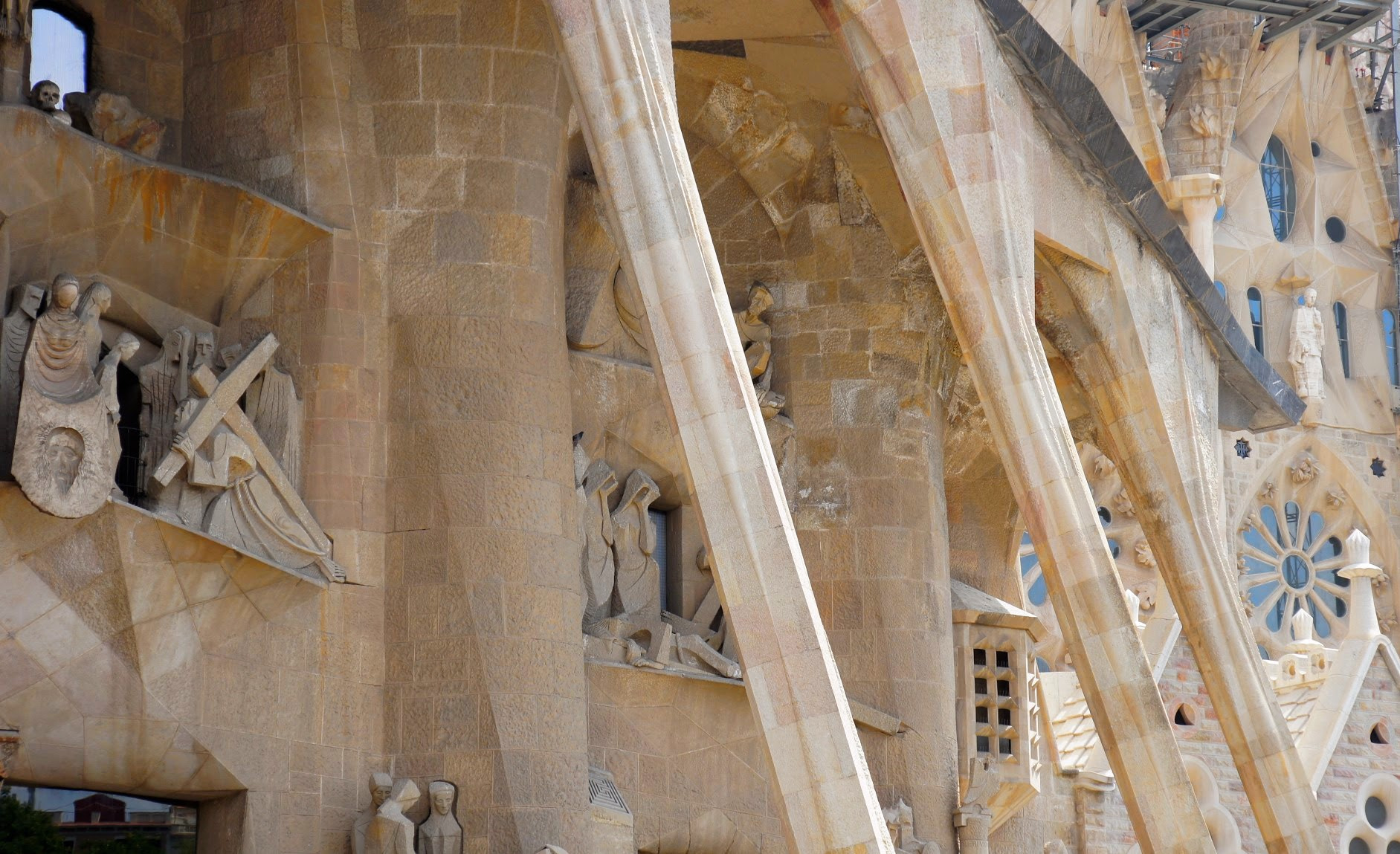 Sony DT 16-105mm F3.5-5.6 sample photo. Sagrada familia barcelona photography