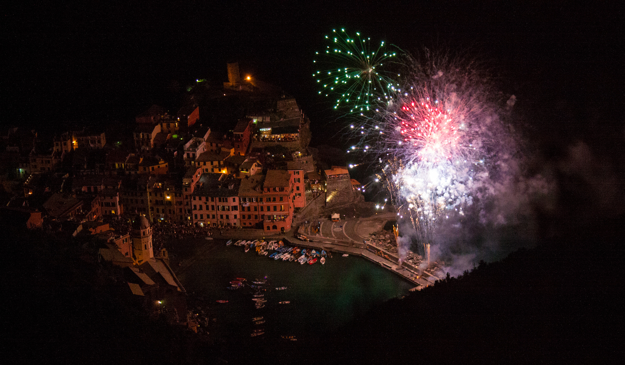 Canon EF-S 55-250mm F4-5.6 IS II sample photo. Vernazza, fuochi d'artificio photography