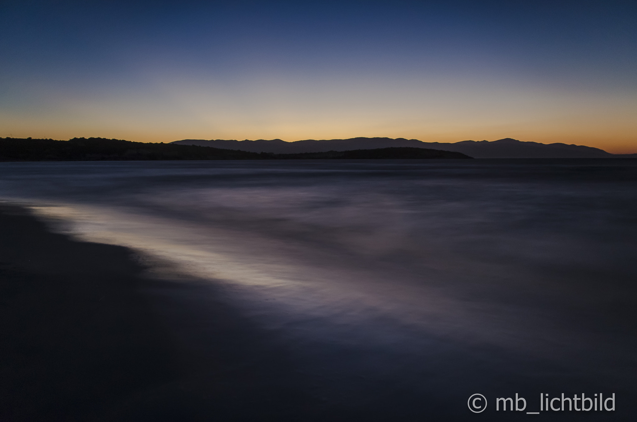 Nikon D5100 + Sigma 18-200mm F3.5-6.3 DC sample photo. Foggy beach at sunset photography