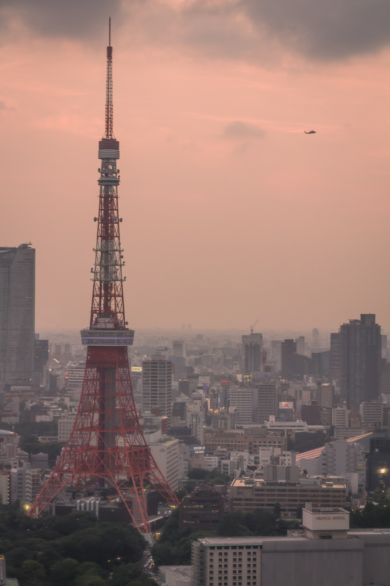 Canon EOS 700D (EOS Rebel T5i / EOS Kiss X7i) + Tamron AF 28-75mm F2.8 XR Di LD Aspherical (IF) sample photo. Tokyo tower and helicopter photography