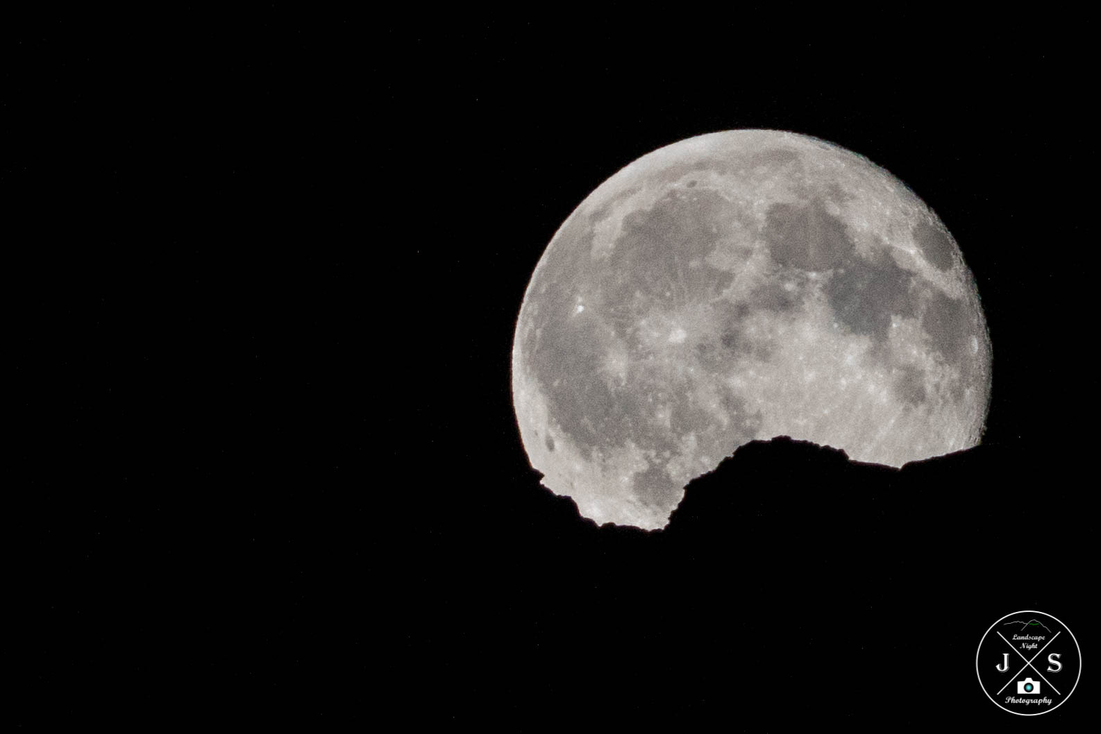 Tamron SP 70-300mm F4-5.6 Di USD sample photo. Vollmond hinter dem gandstock photography