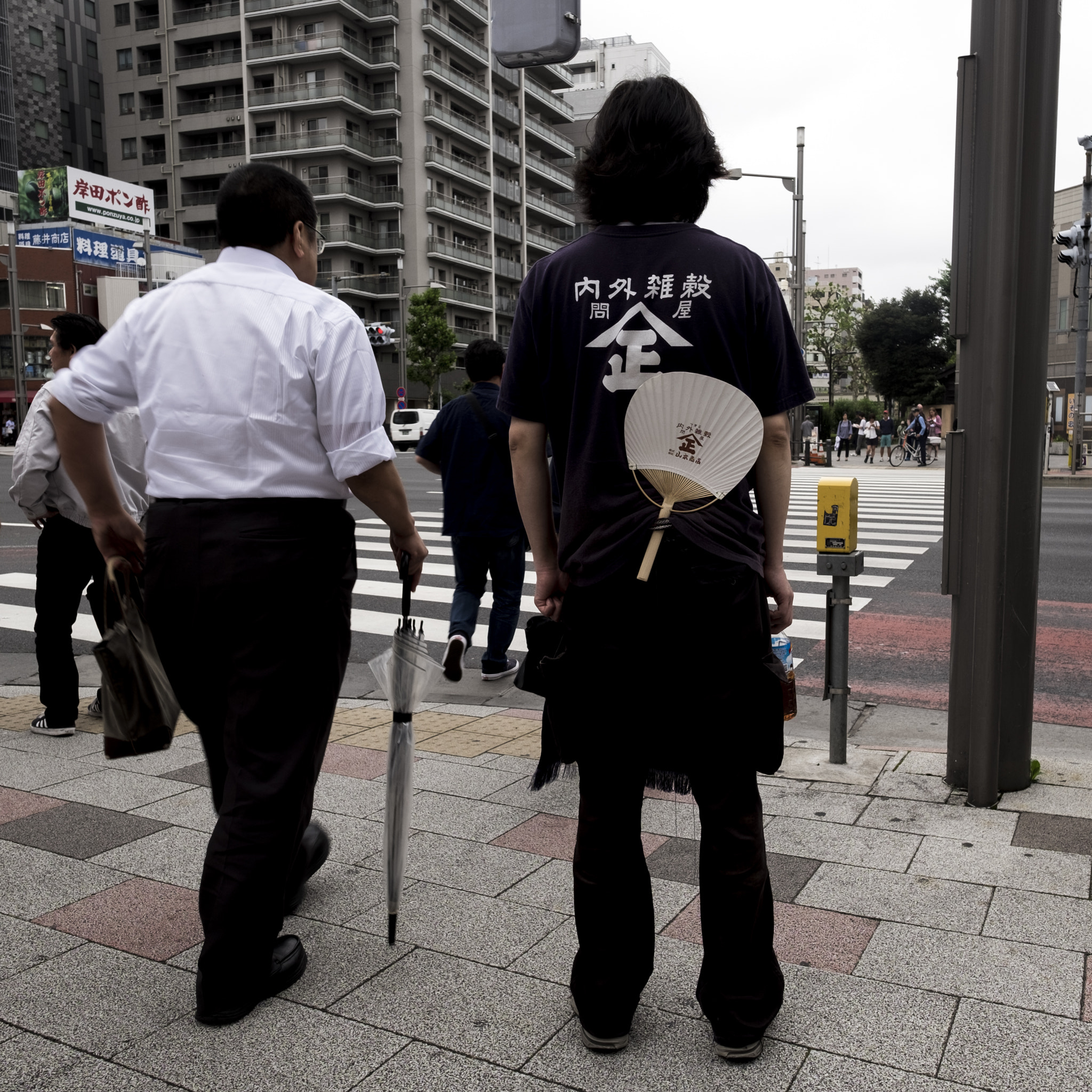 Fujifilm X-T10 + Fujifilm XF 14mm F2.8 R sample photo. The man with the fan photography