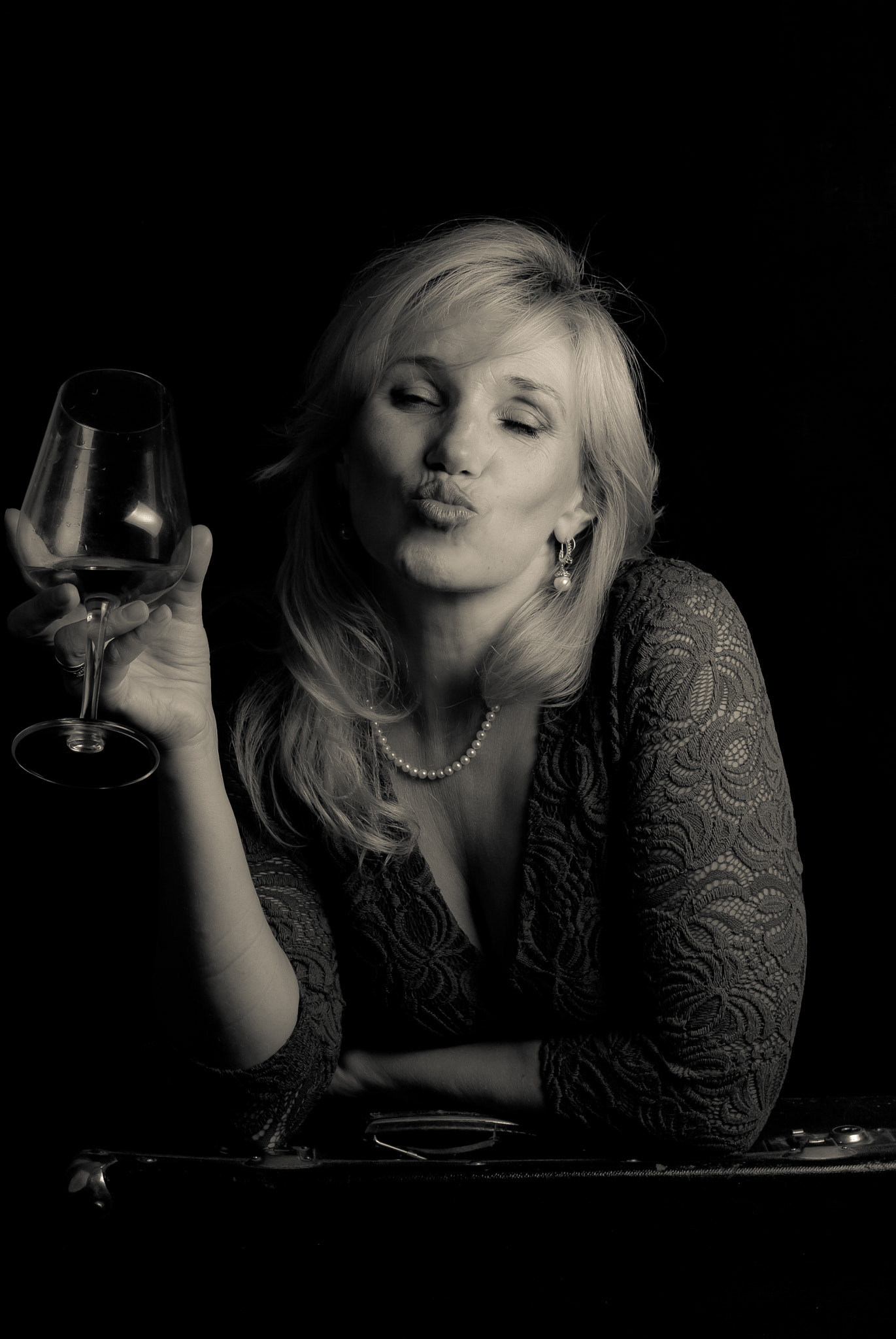 Nikon D200 + Nikon AF Nikkor 50mm F1.4D sample photo. Women, wine & kiss photography