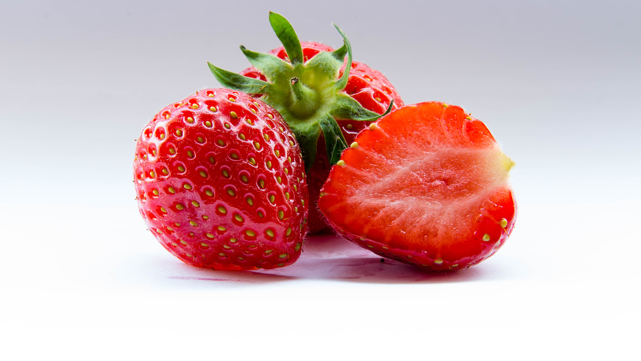 Tamron AF 28-75mm F2.8 XR Di LD Aspherical (IF) sample photo. Fragaria x ananassa 'elsanta' photography