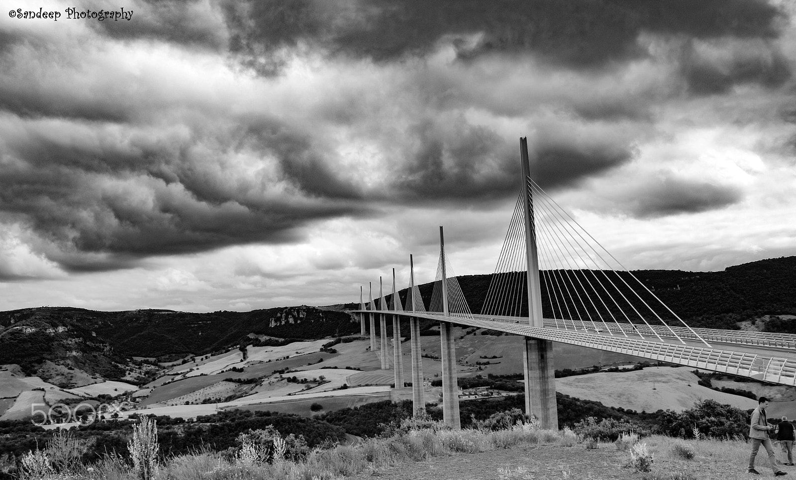 Canon EOS 750D (EOS Rebel T6i / EOS Kiss X8i) + Canon EF-S 18-55mm F3.5-5.6 IS sample photo. Millau viaduct photography