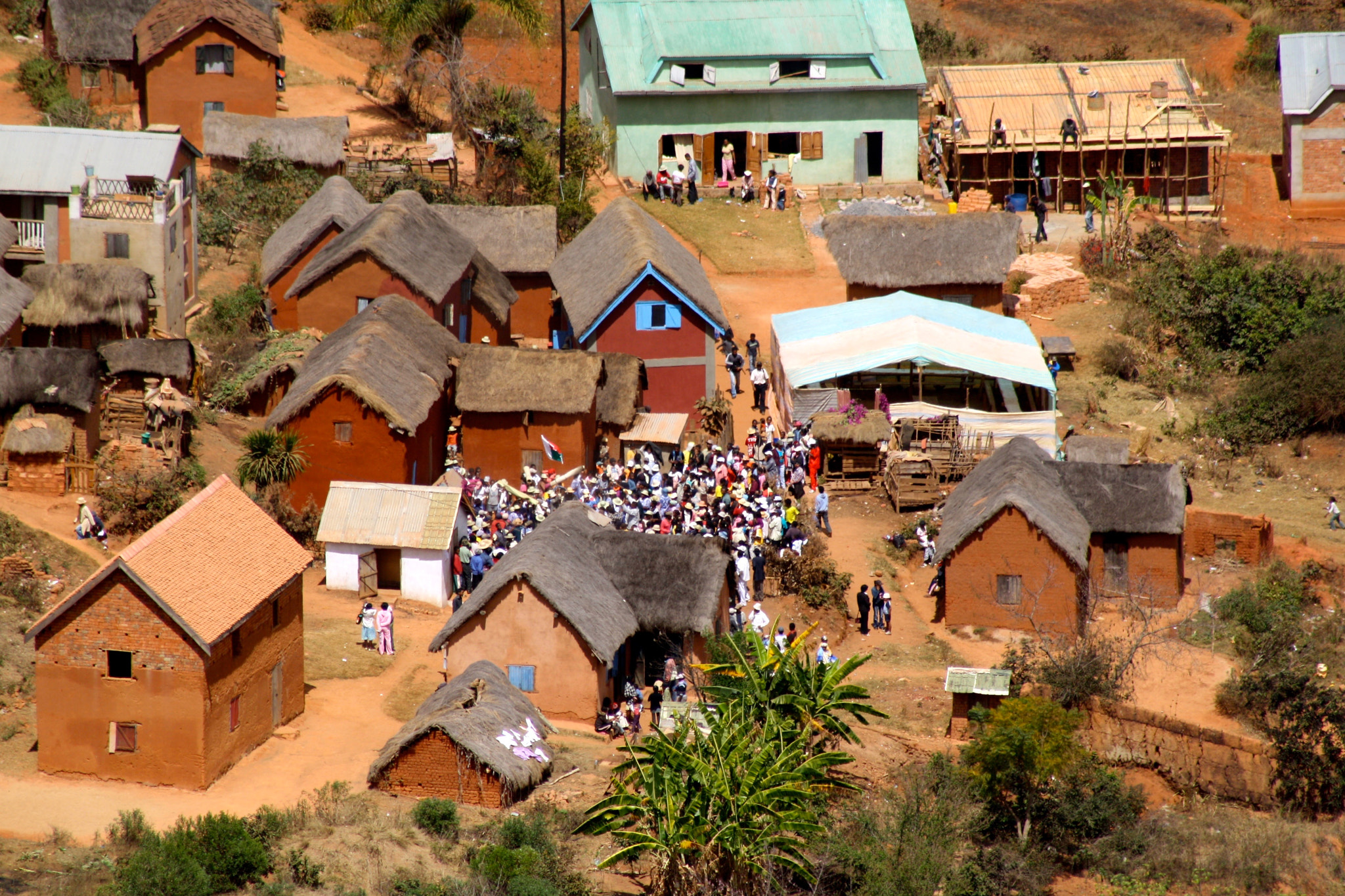 Canon EF 75-300mm f/4-5.6 USM sample photo. Famadihana (retournements ds morts), ambohimanga photography