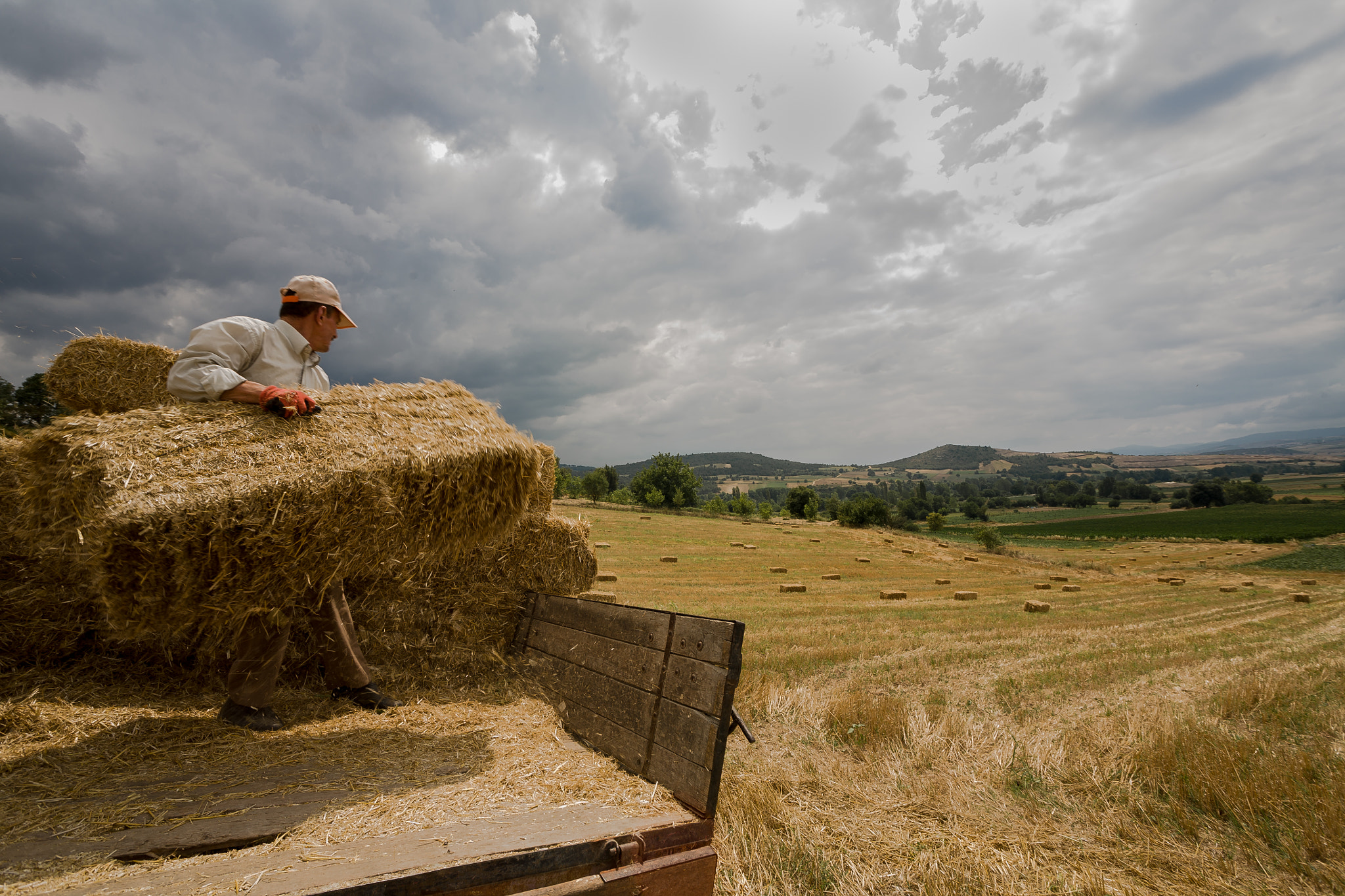 Canon EOS 5D + Sigma 15-30mm f/3.5-4.5 EX DG Aspherical sample photo. Farmer photography