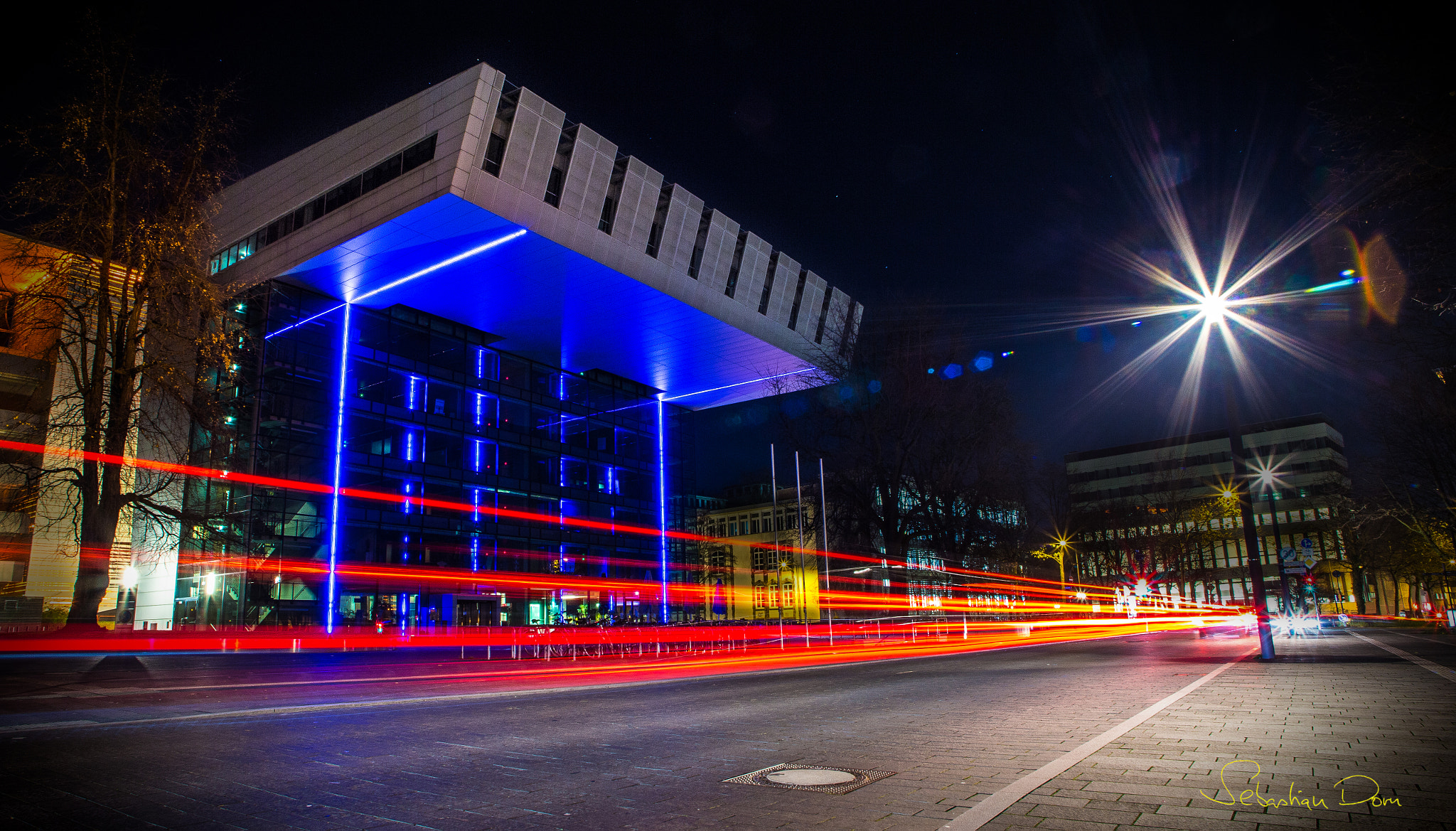 Canon EF 20-35mm F3.5-4.5 USM sample photo. Red & blue lines photography