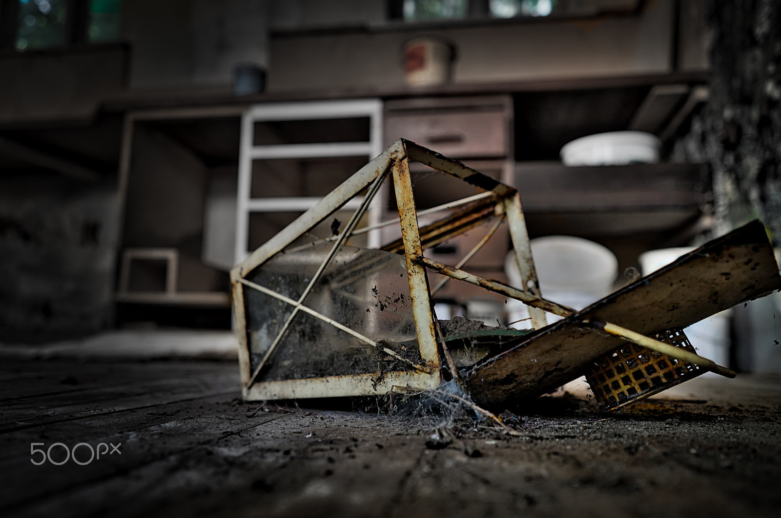 Sony a7 II + Sony FE 28mm F2 sample photo. Abandoned lamp photography