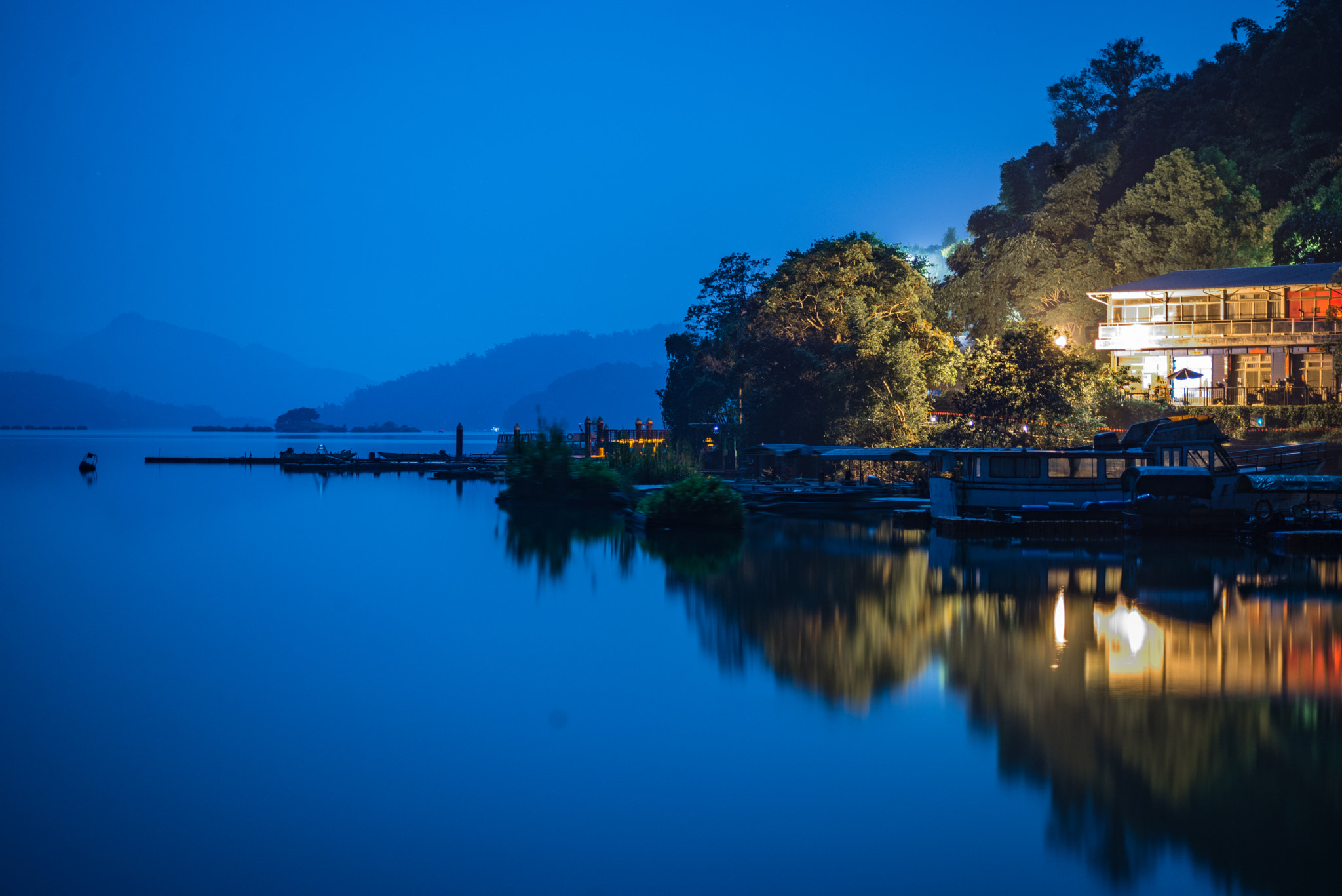 AF Zoom-Nikkor 28-70mm f/3.5-4.5D sample photo. Sun moon lake photography