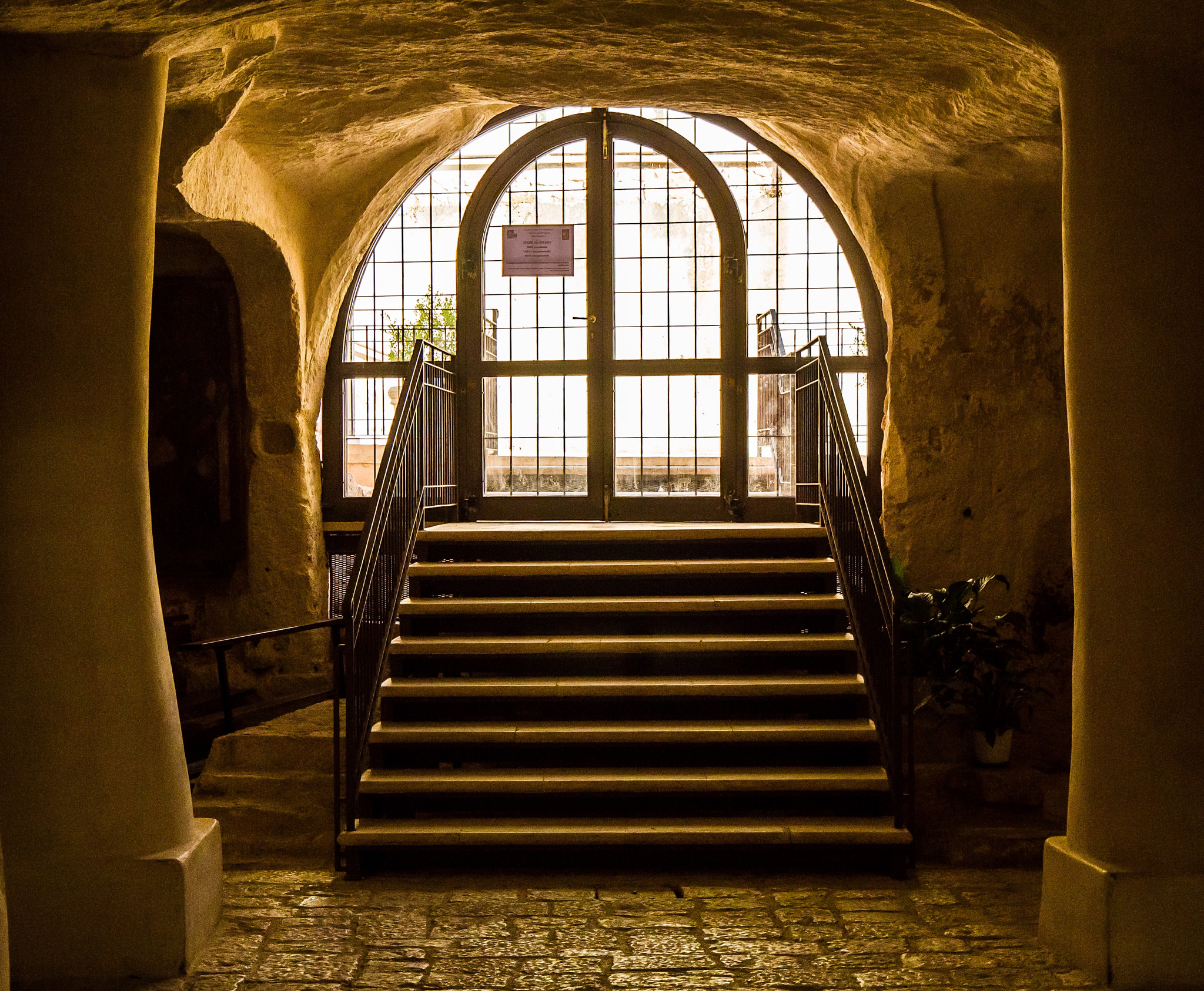 Canon EF 24-105mm F3.5-5.6 IS STM sample photo. Ingresso cripta sotterranea. photography