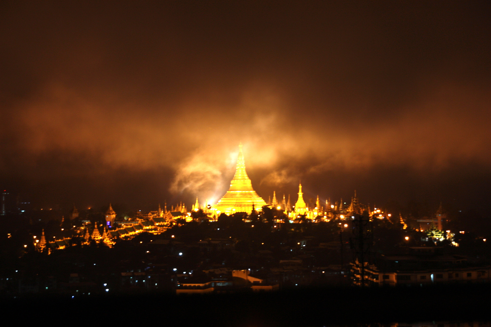 Canon EOS 450D (EOS Rebel XSi / EOS Kiss X2) sample photo. Shwedagon at night photography