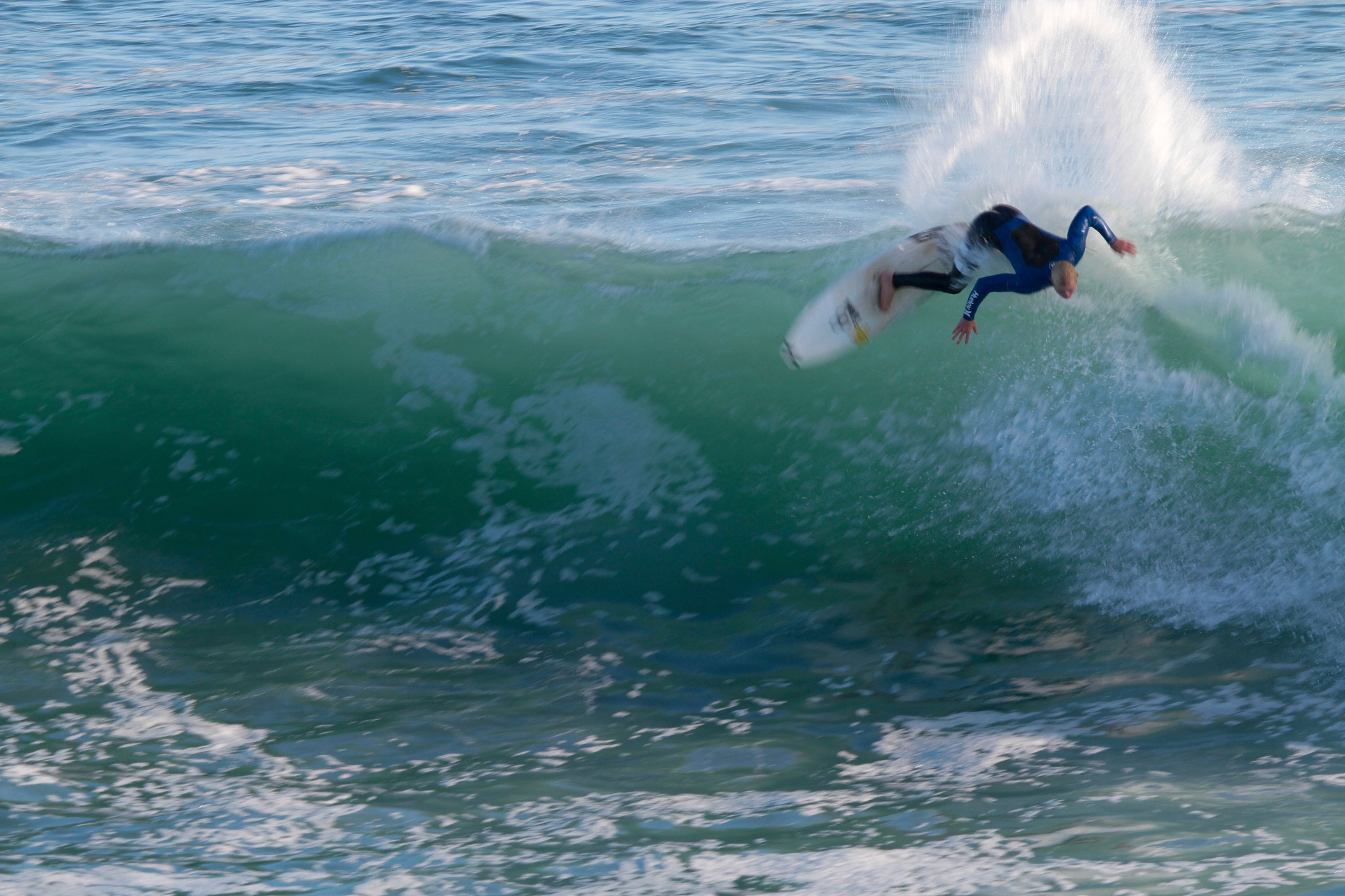 Canon EF 100-400mm F4.5-5.6L IS USM sample photo. Surfer at steamer lane photography