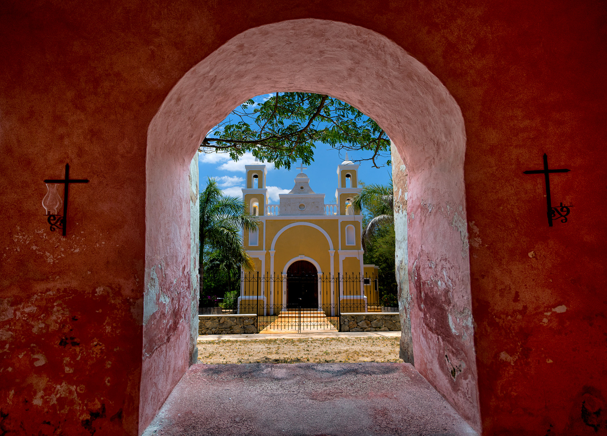 Sigma 10-20mm F4-5.6 EX DC HSM sample photo. Through the wall photography