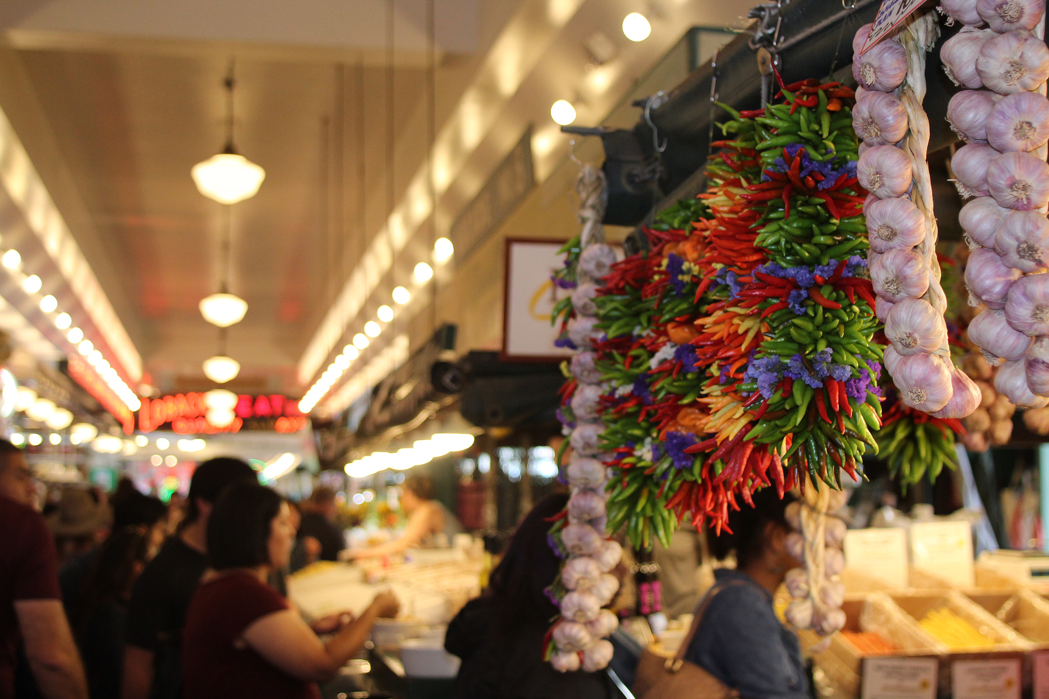 Canon EOS 1200D (EOS Rebel T5 / EOS Kiss X70 / EOS Hi) + Canon EF 20-35mm f/2.8L sample photo. Pike place seattle photography