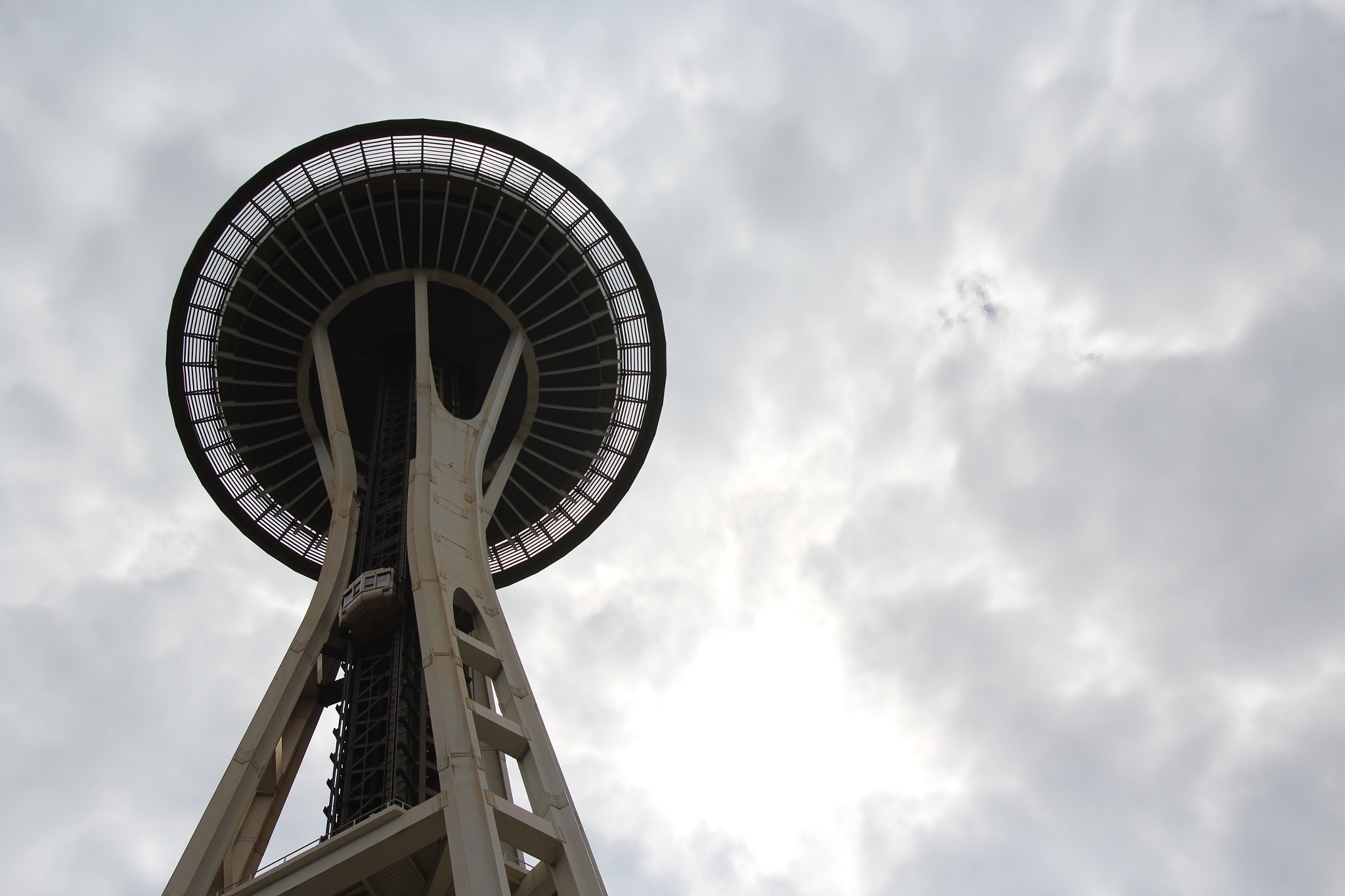 Canon EOS 1200D (EOS Rebel T5 / EOS Kiss X70 / EOS Hi) + Canon EF 20-35mm f/2.8L sample photo. Space needle photography