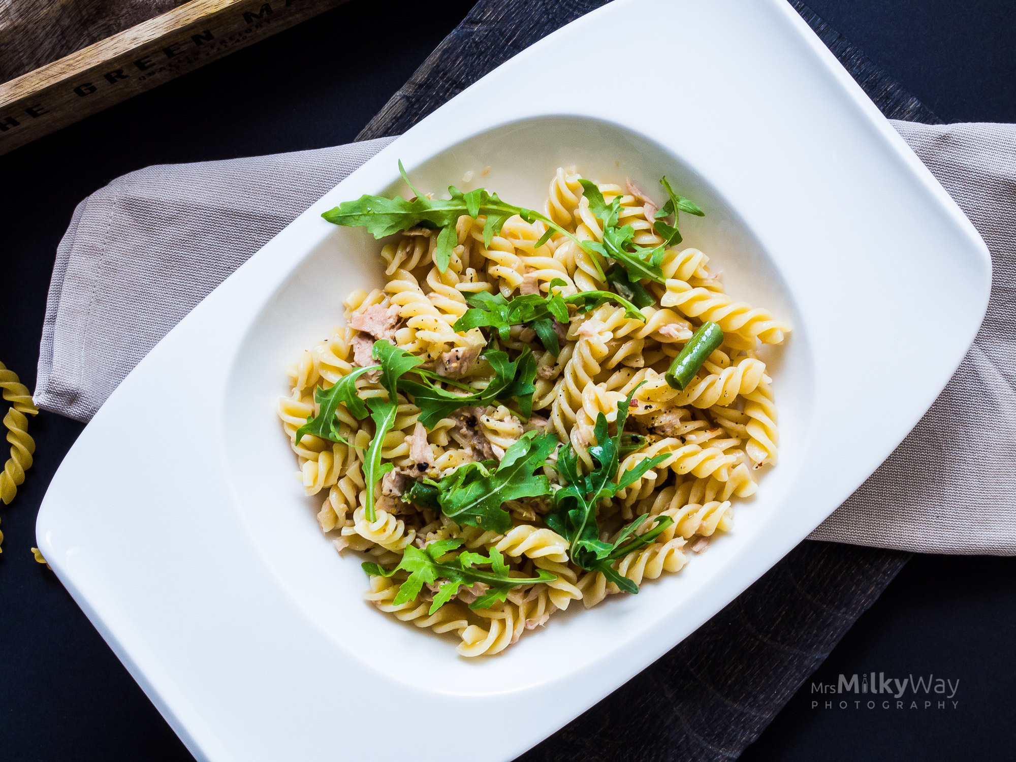 Olympus OM-D E-M10 II + Olympus M.Zuiko Digital 25mm F1.8 sample photo. Pasta with tuna and fresh rucola photography