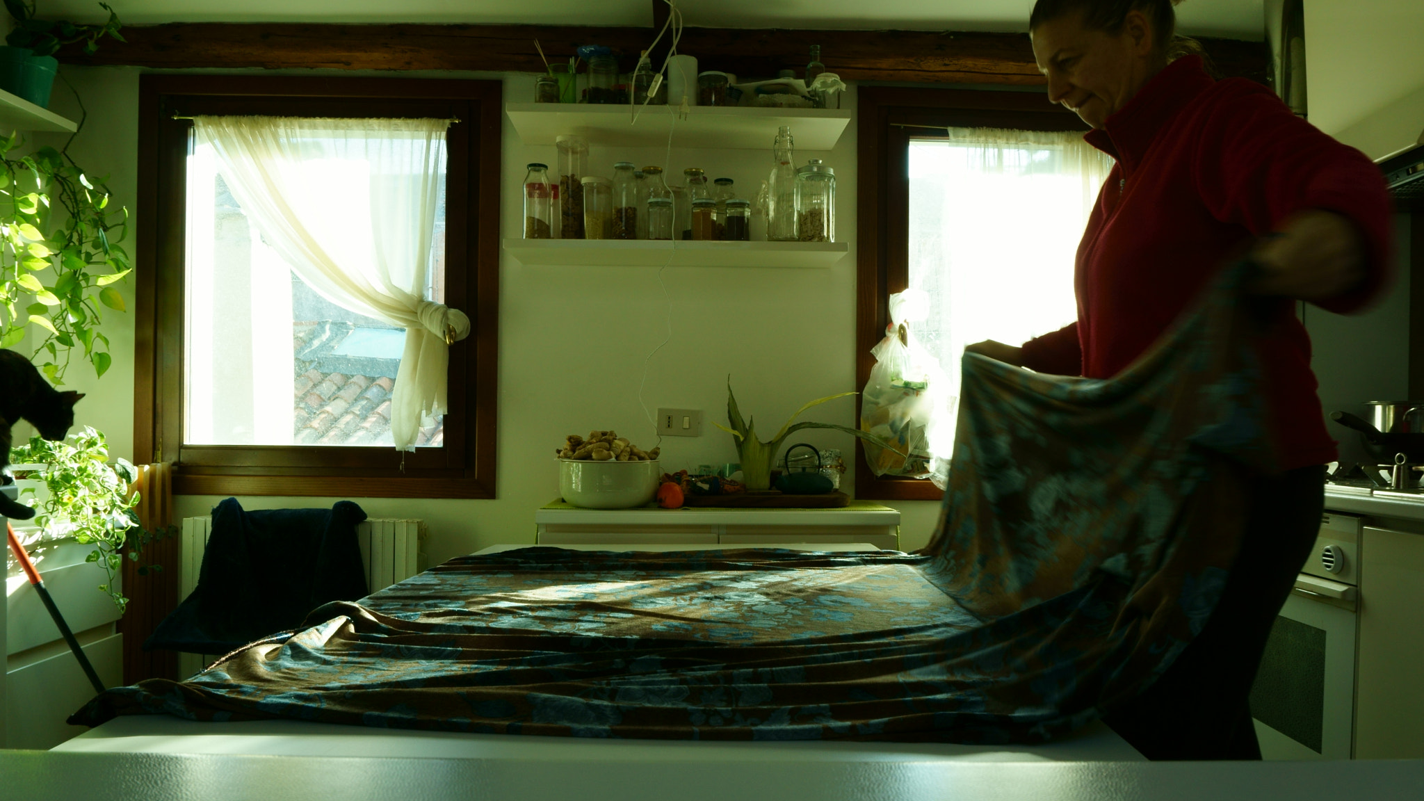 Sony E 16-50mm F3.5-5.6 PZ OSS sample photo. Woman and cat i photography
