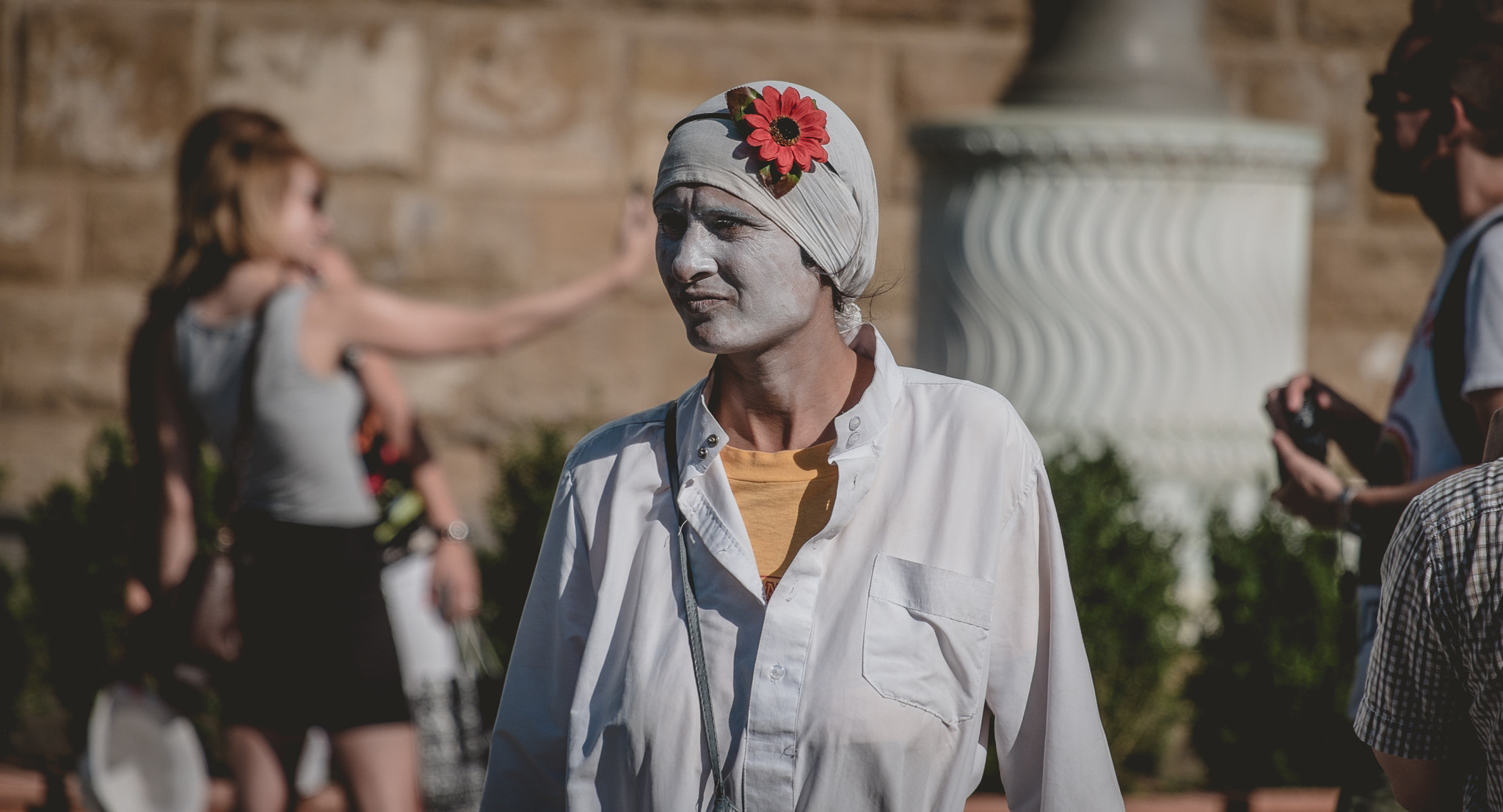 Fujifilm X-Pro1 + Fujifilm XF 55-200mm F3.5-4.8 R LM OIS sample photo. Street artist photography