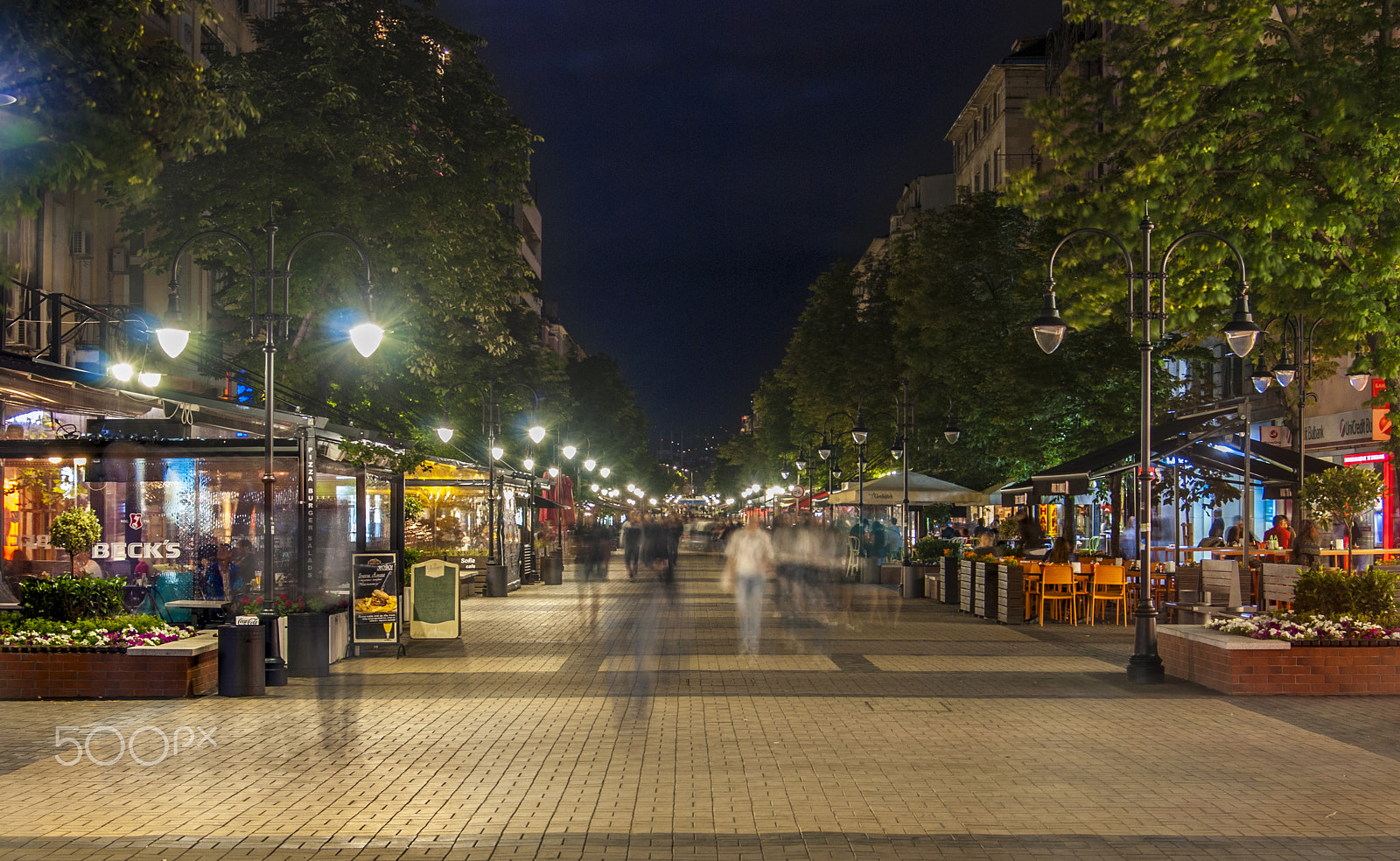 AF Zoom-Nikkor 28-80mm f/3.5-5.6D sample photo. City nightlife photography