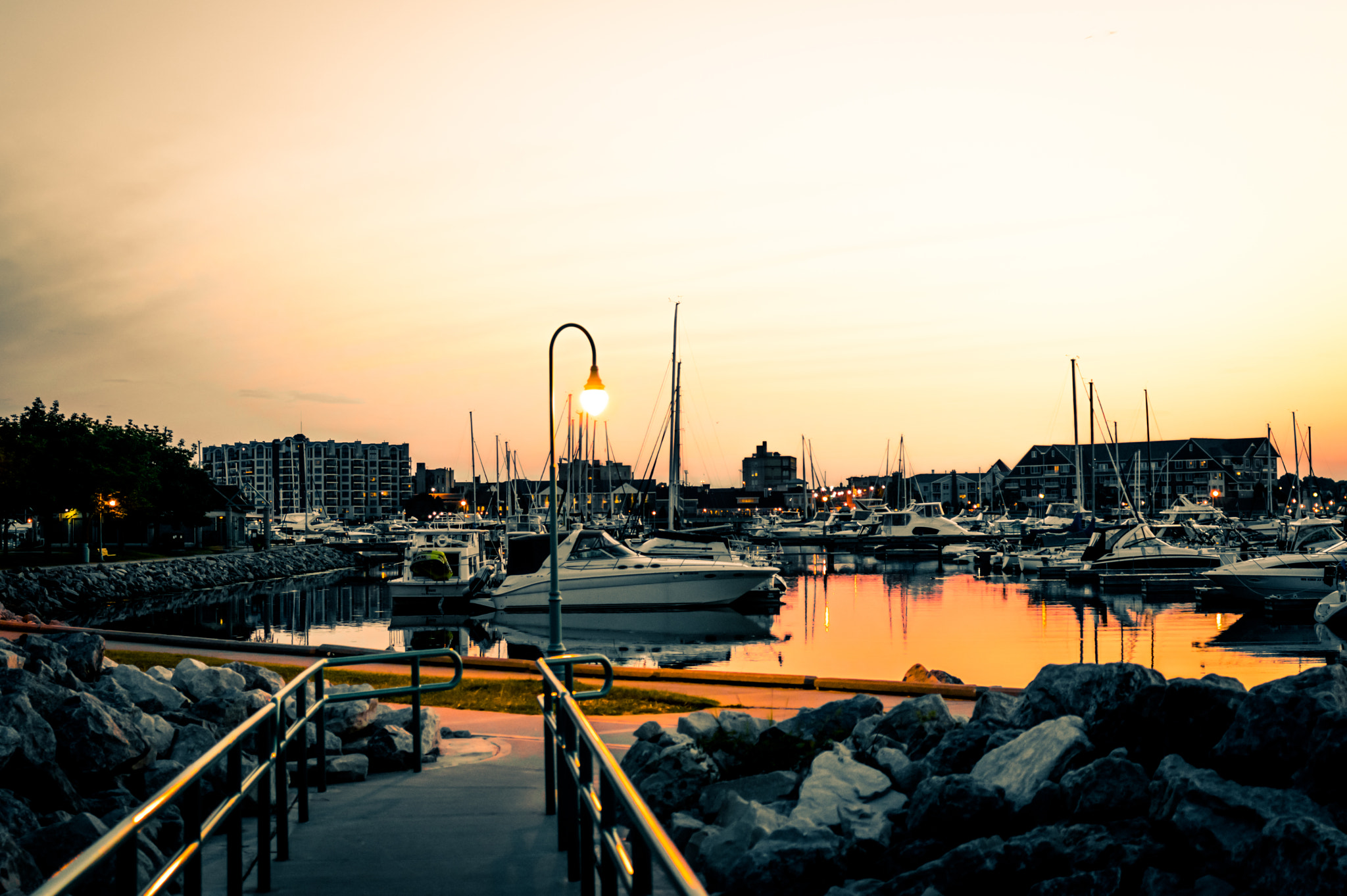 Pentax K-3 + Pentax smc DA 35mm F2.4 AL sample photo. Harbor glow photography