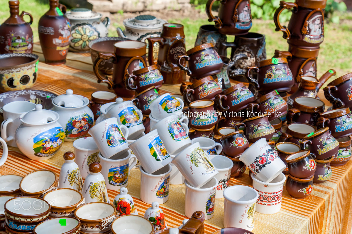 Canon EOS 1000D (EOS Digital Rebel XS / EOS Kiss F) + Canon EF-S 17-55mm F2.8 IS USM sample photo. Many ukrainian souvenirs - clay pot and bowl photography