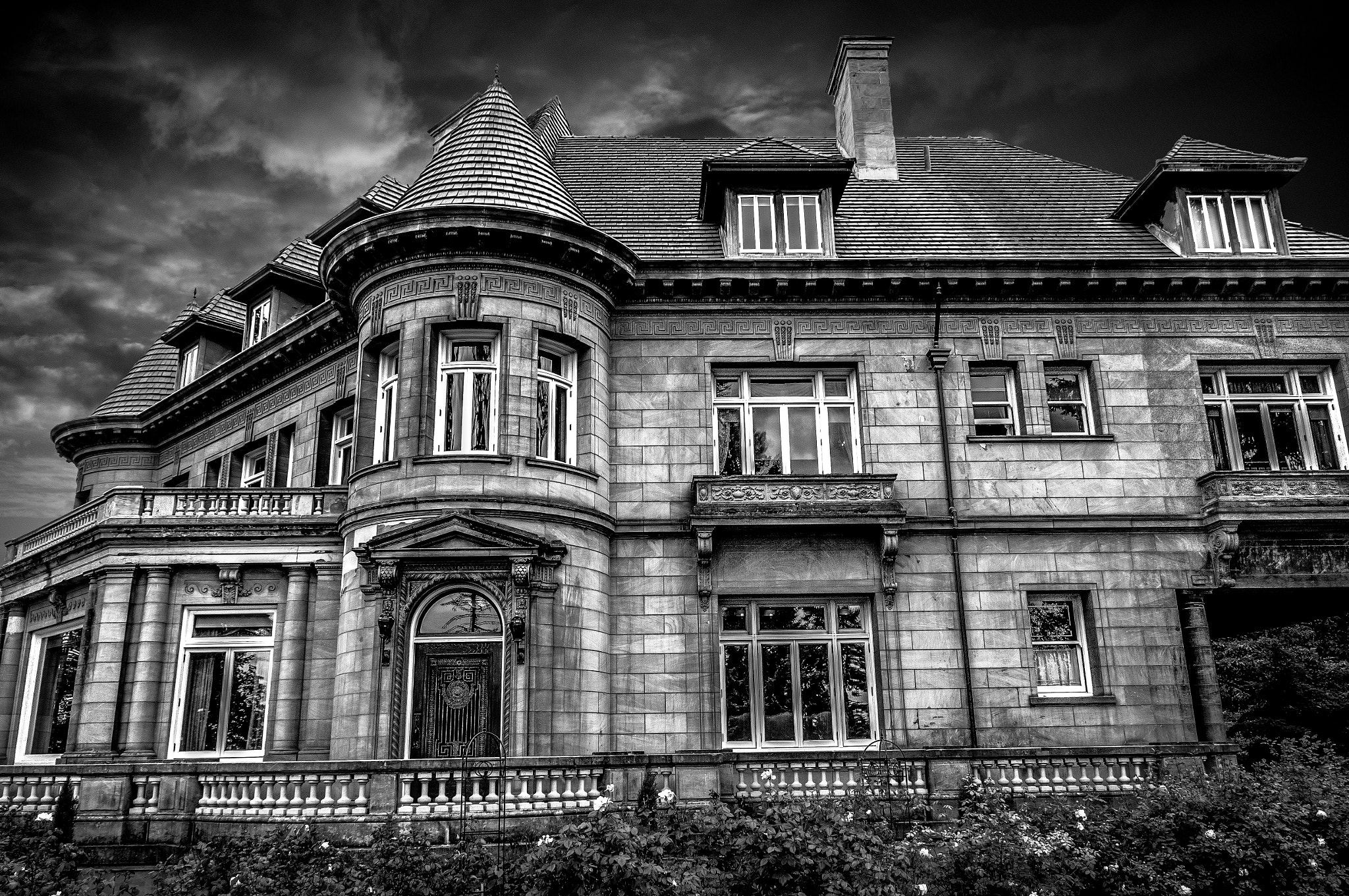 Sony SLT-A55 (SLT-A55V) sample photo. Pittock mansion (b&w version) photography
