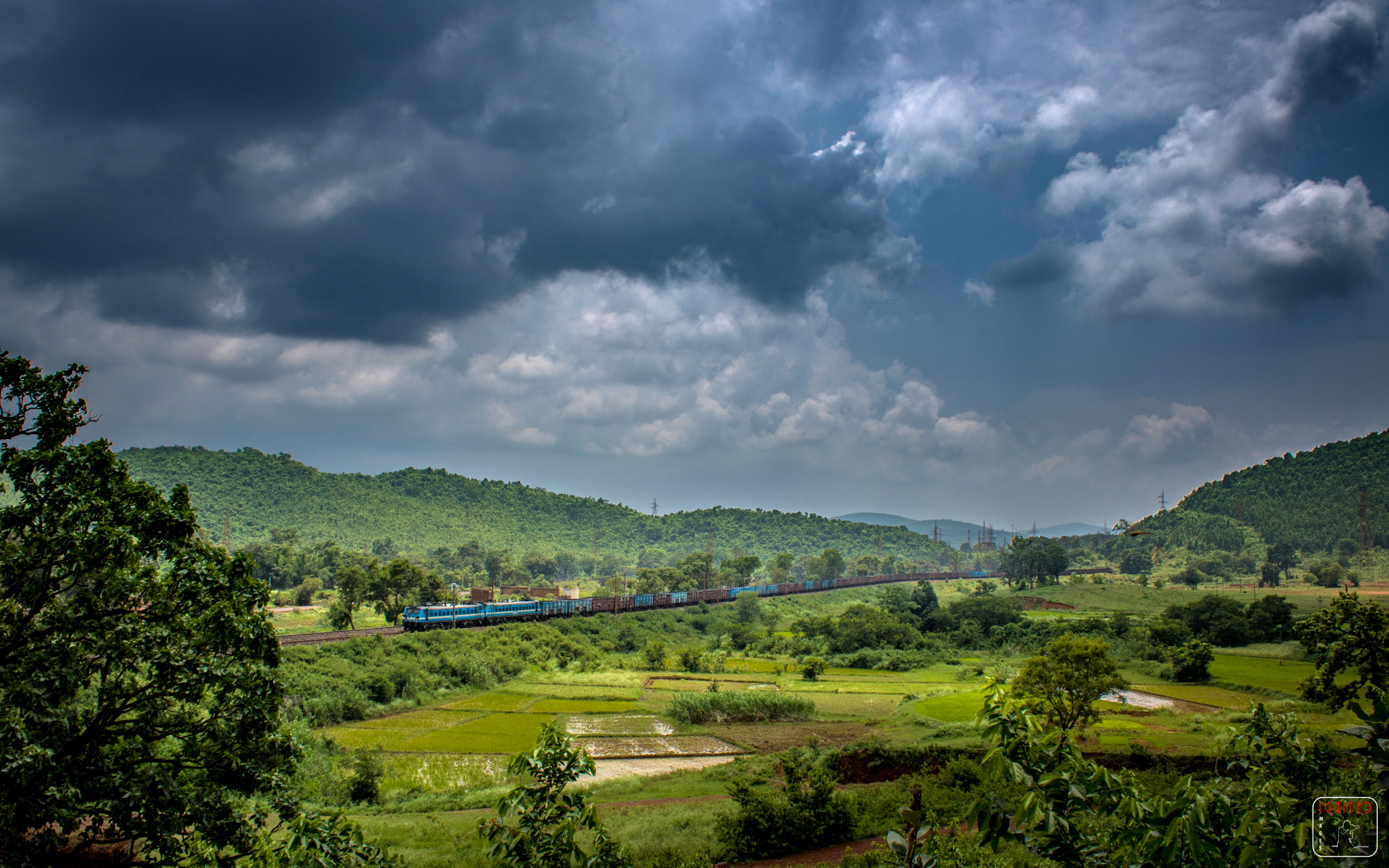Canon EOS 750D (EOS Rebel T6i / EOS Kiss X8i) sample photo. The train through the valley photography