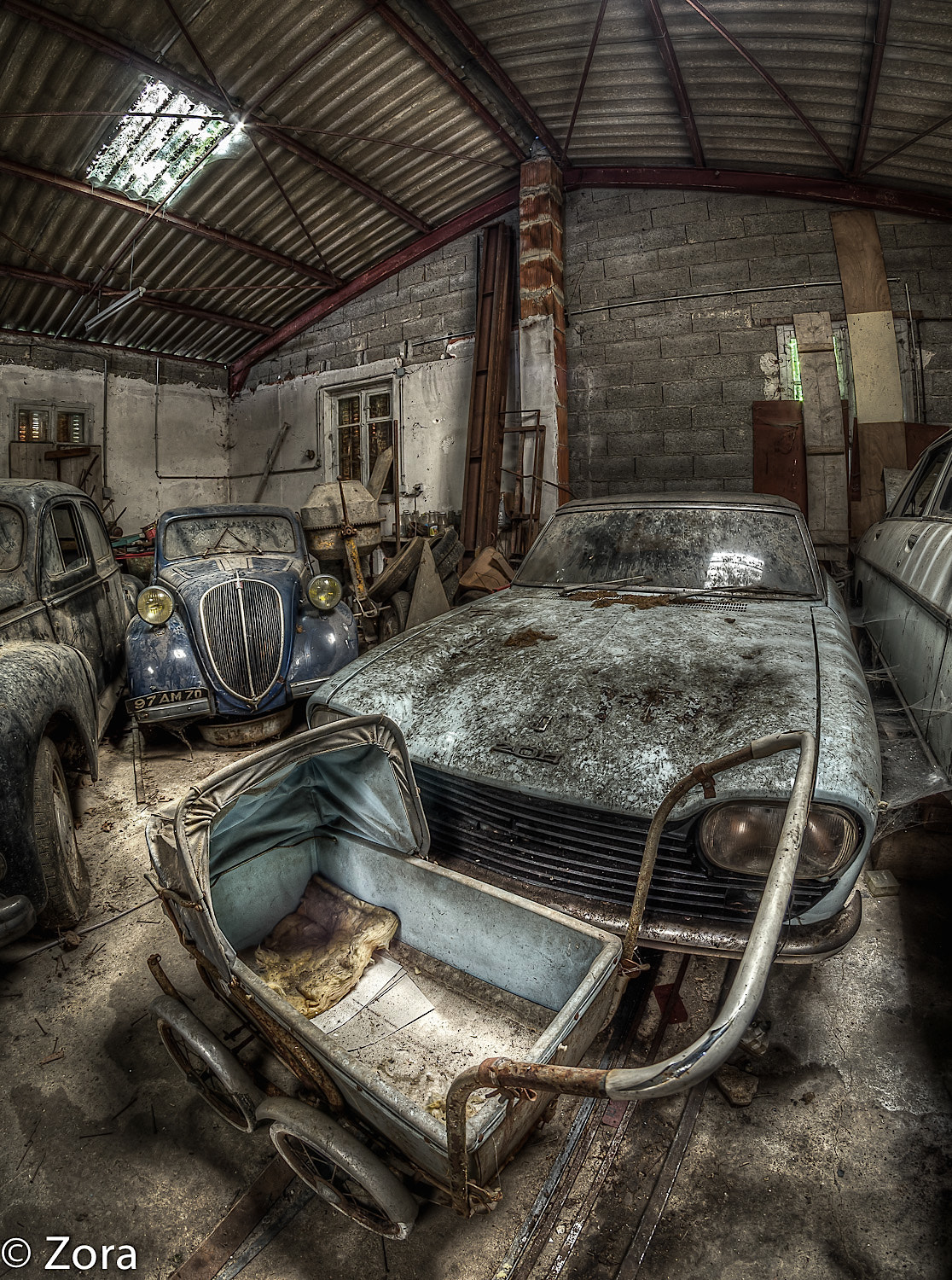 Nikon D5100 + Samyang 8mm F3.5 Aspherical IF MC Fisheye sample photo. Garage poussette photography