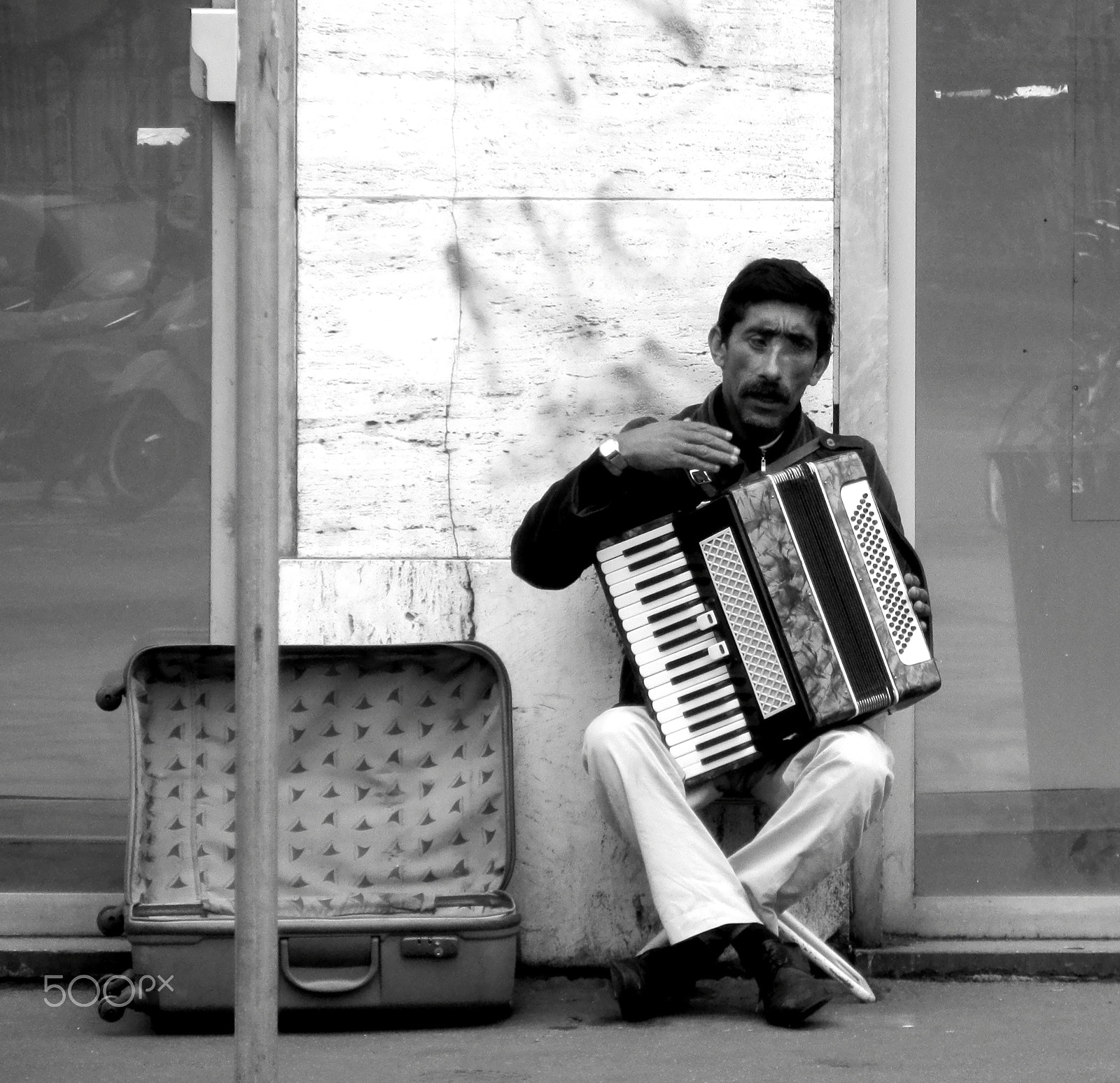 Olympus SZ-20 sample photo. The accordionist photography
