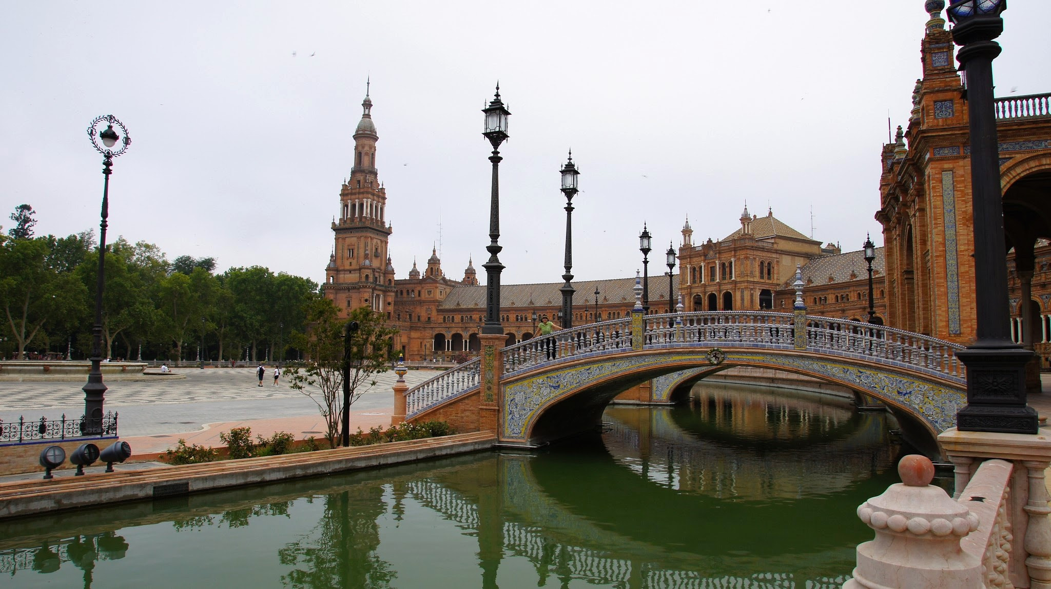 Sony DT 16-105mm F3.5-5.6 sample photo. Plaza de españa in a cloudy day photography